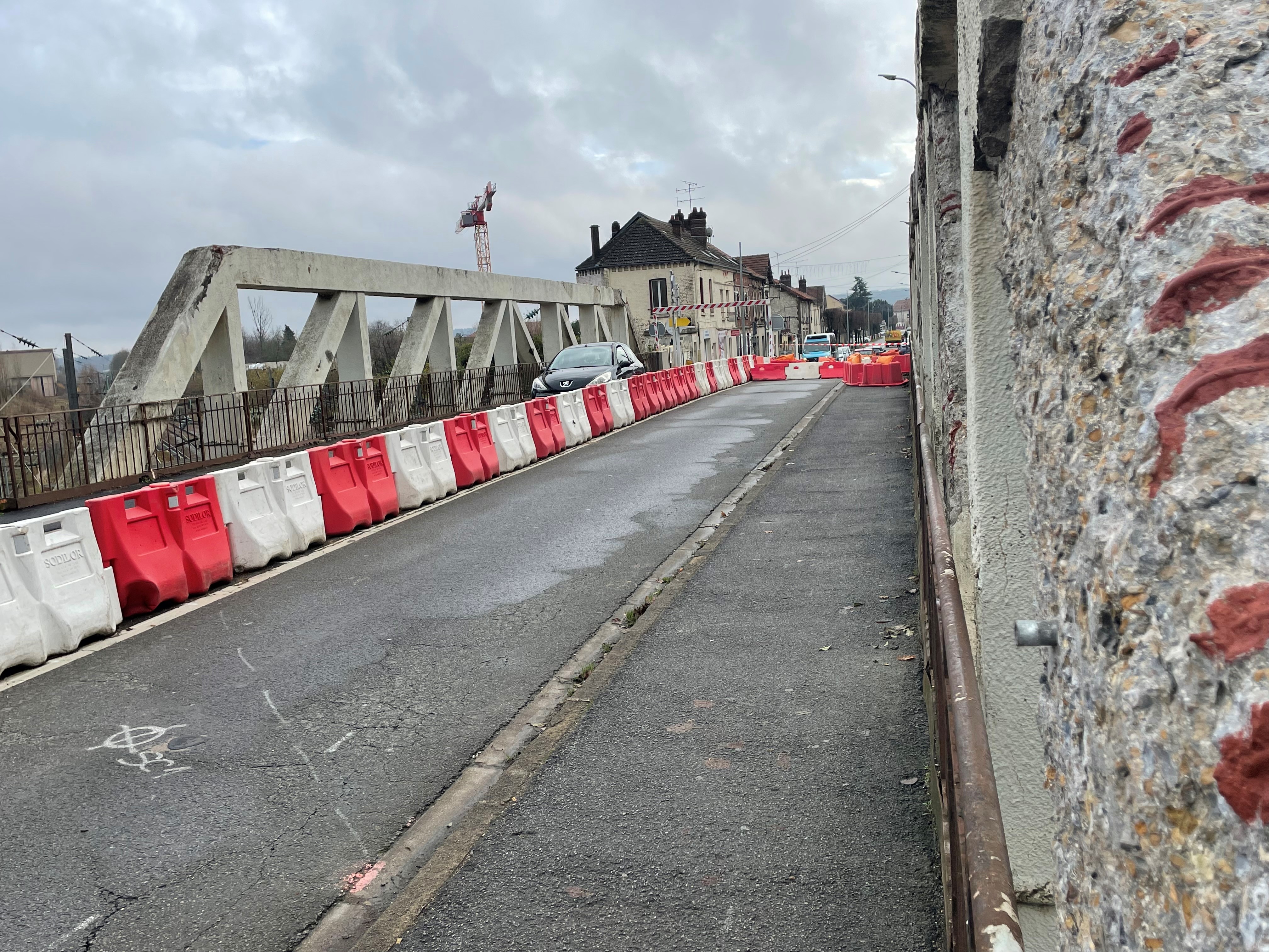 Crépy-en-Valois (Oise) L'une des voies du pont Saint-Ladre est fermée à la circulation, la mairie espère la rouvrir mercredi. LP/Olivia Villamy