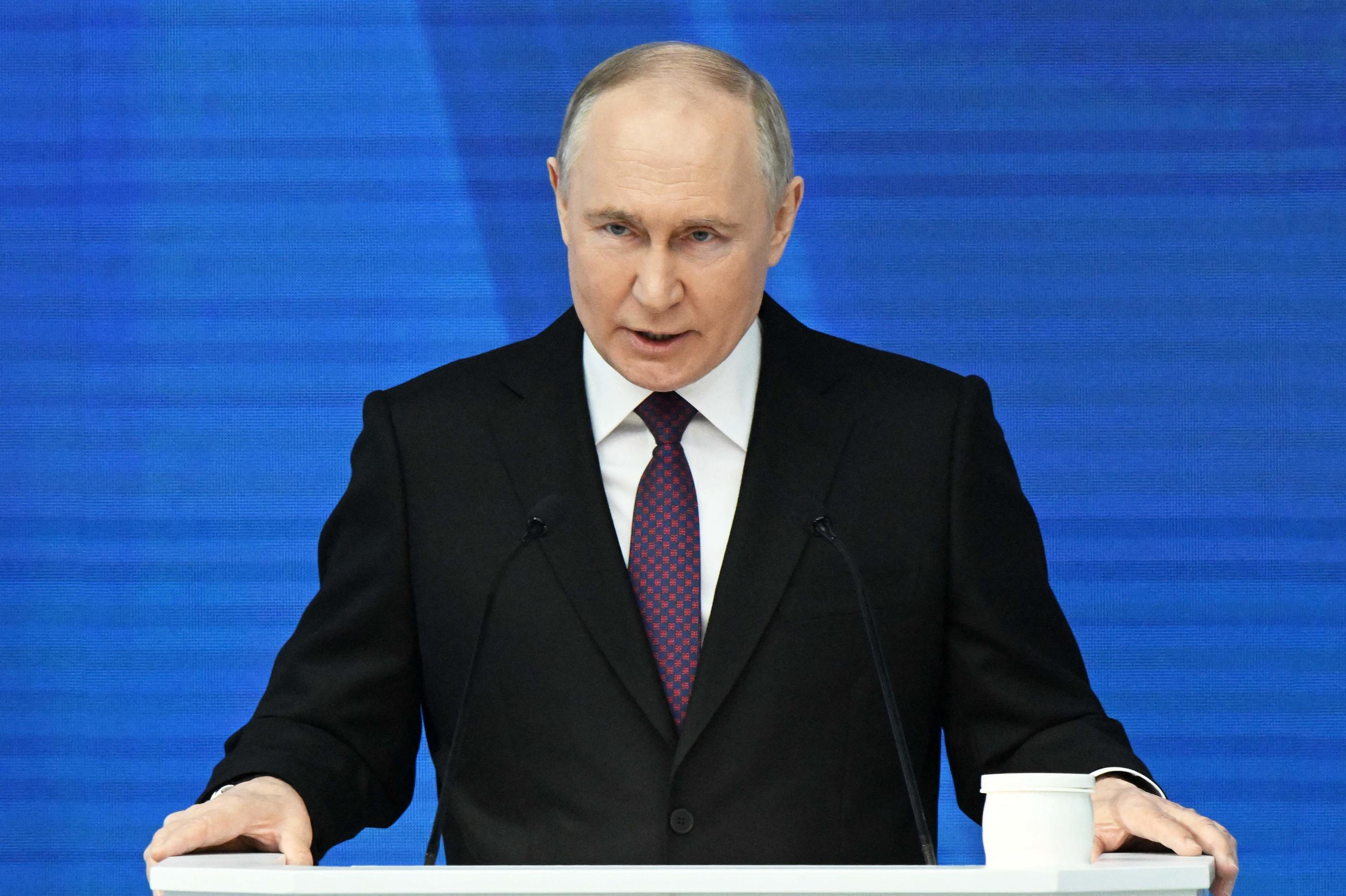 Lors de son discours, ce jeudi, Vladimir Poutine a une nouvelle fois montré les crocs, une posture destinée à impressionner les dirigeants européens, notamment Emmanuel Macron. Pool/AFP/Sergey Guneyev