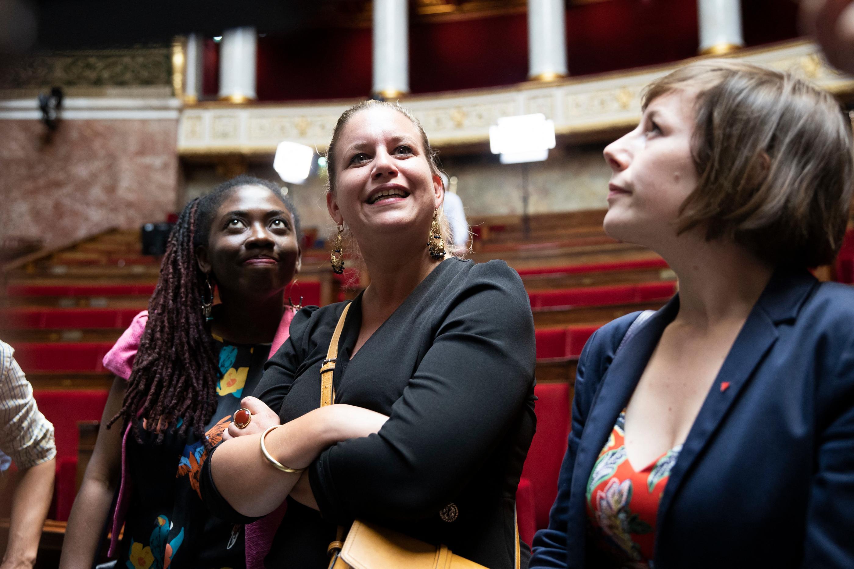 Mathilde Panot, ici le 13 juin entre Danièle Obono et Sarah Legrain dans l'Assemblée nationale, aura pour mission d'éviter les fausses notes au sein d'un groupe aux nombreuses nuances de gauche. IP3/Alexis Sciard