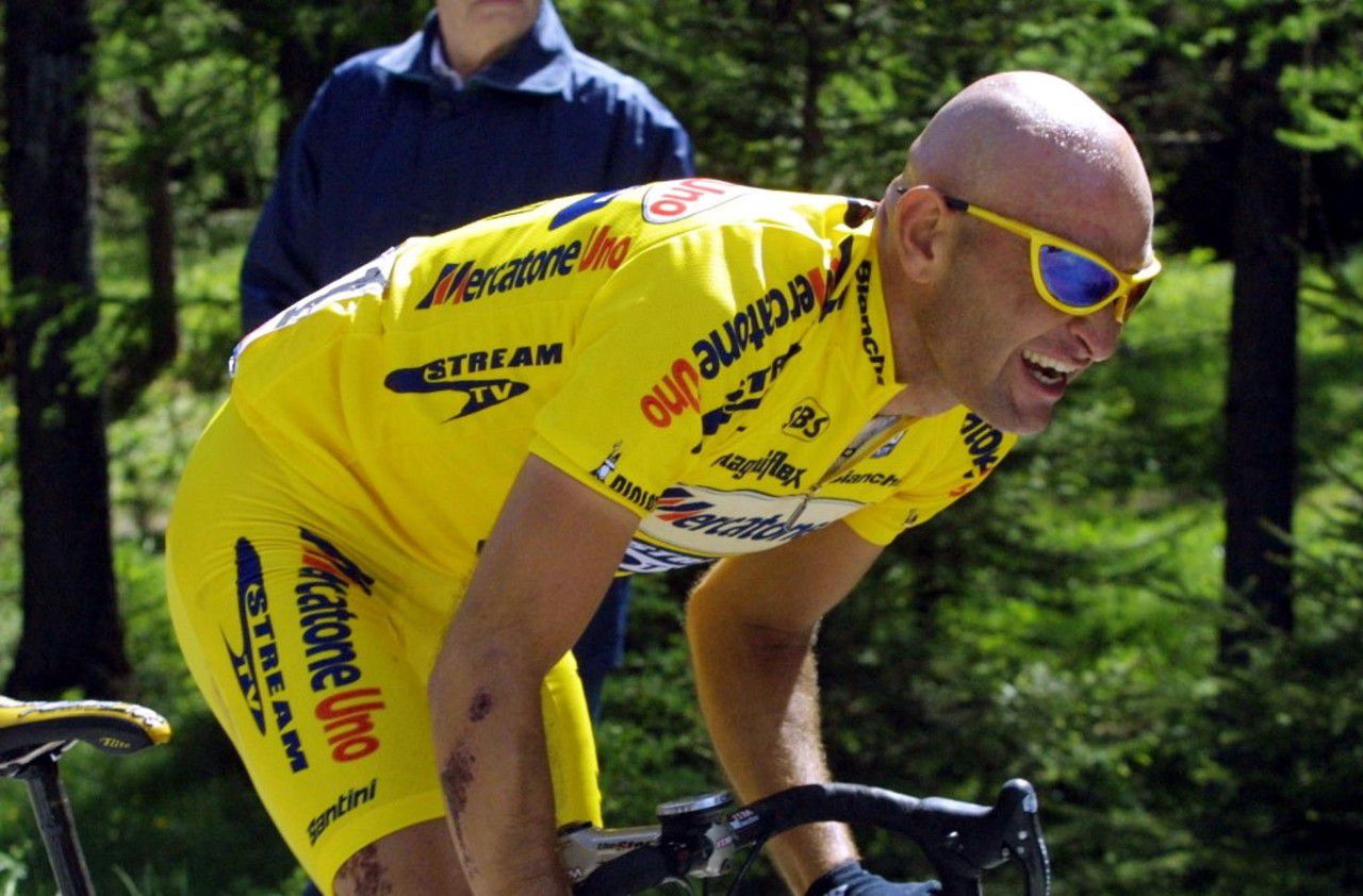 Marco Pantani (ici lors du Giro de 2001) a forcément été assassiné, selon Philippe Brunel, plume historique de l'Équipe et expert du dossier. AFP/PATRICK KOVARIK