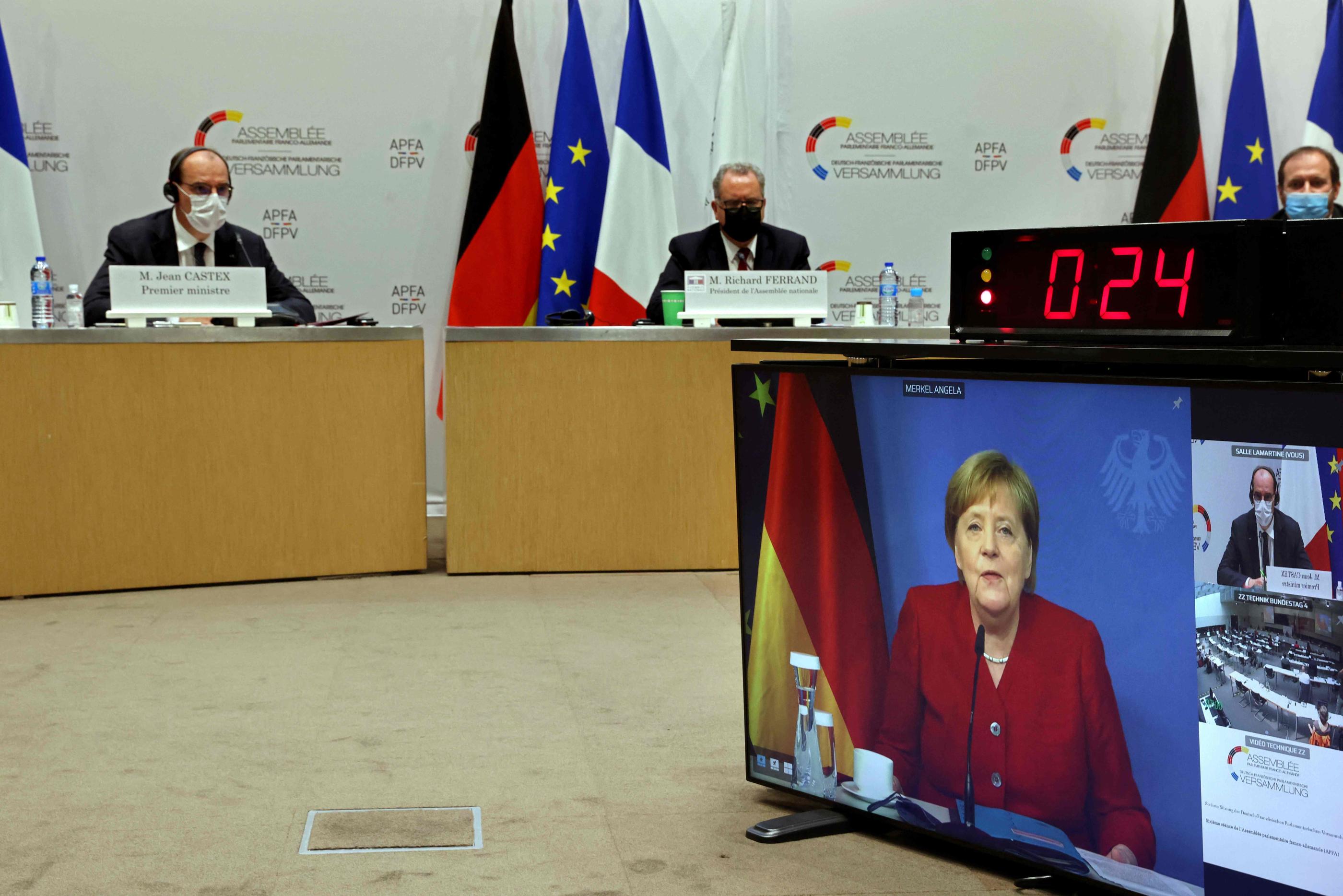 Paris, lundi. Le Premier ministre, Jean Castex (à gauche), participe à l'Assemblée parlementaire franco-allemande avec la chancelière allemande Angela Merkel (à l'écran). AFP/Thomas Coex