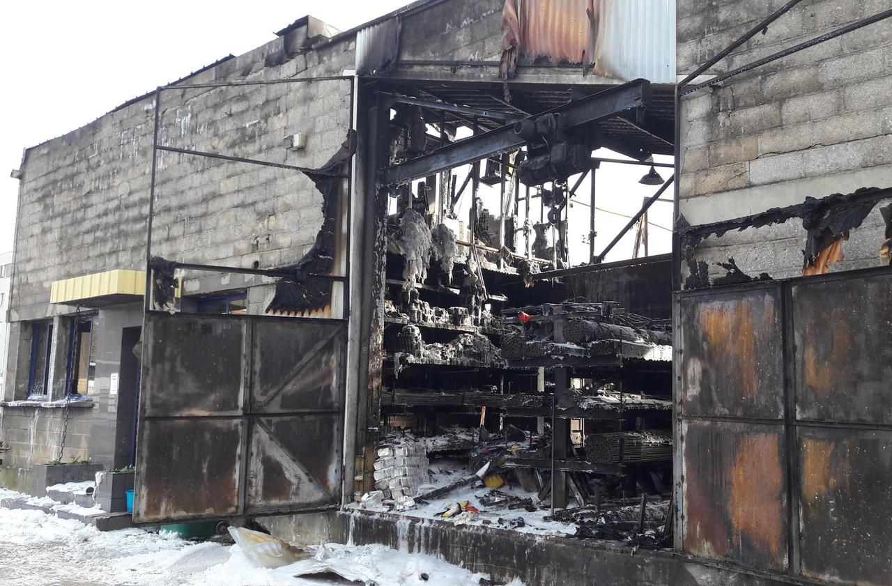 <b></b> Thorigny-sur-Marne, samedi 28 octobre 2017. Les pompiers ont mis près de huit heures à maîtriser l’incendie qui a dévasté l’usine SFRM dans la nuit de vendredi à samedi. 