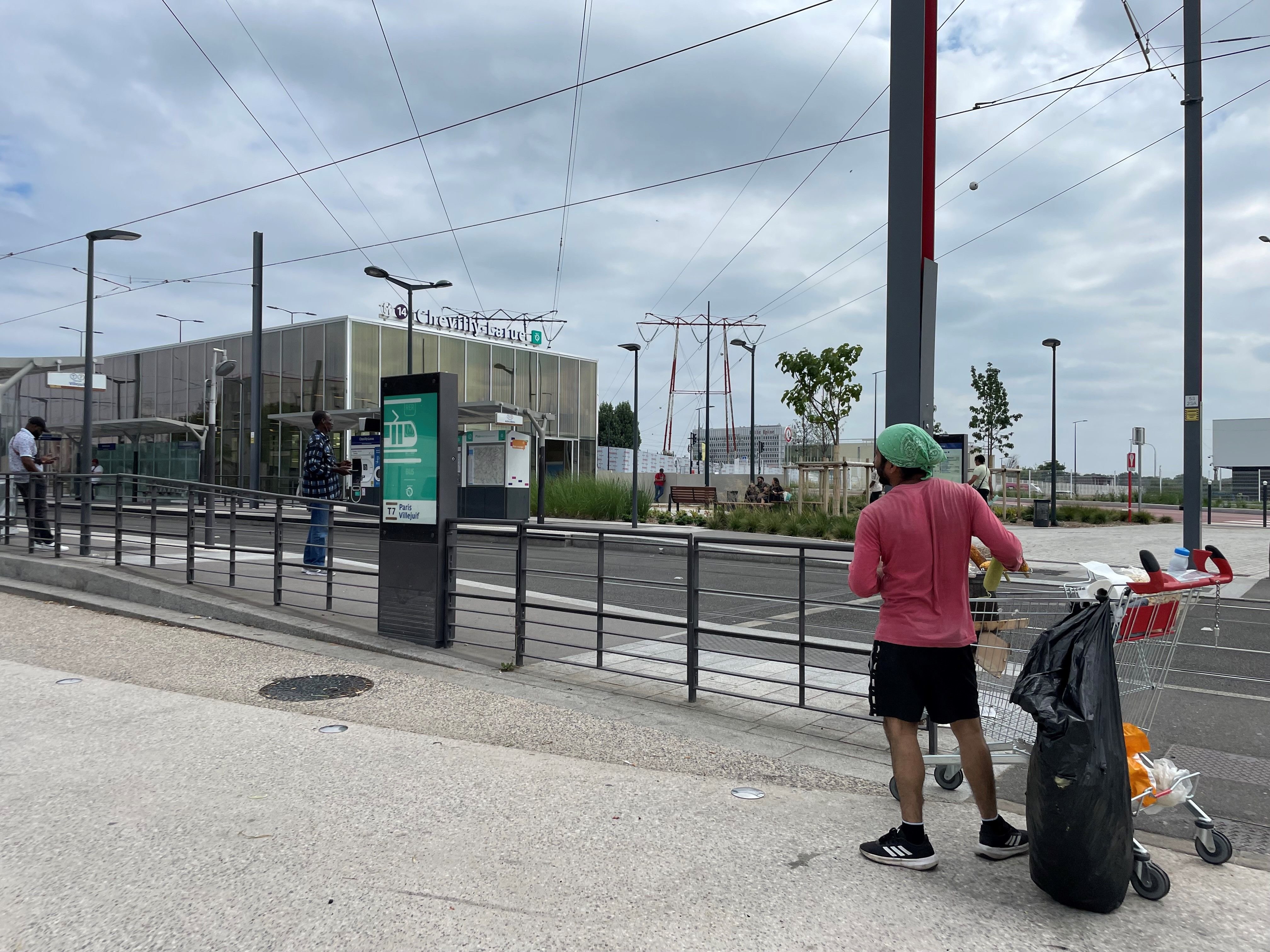 Le phénomène des ventes à la sauvette, comme ici en août devant la nouvelle gare de Chevilly-Larue, fera l'objet de contrôles spécifiques. LP/Sylvain Deleuze