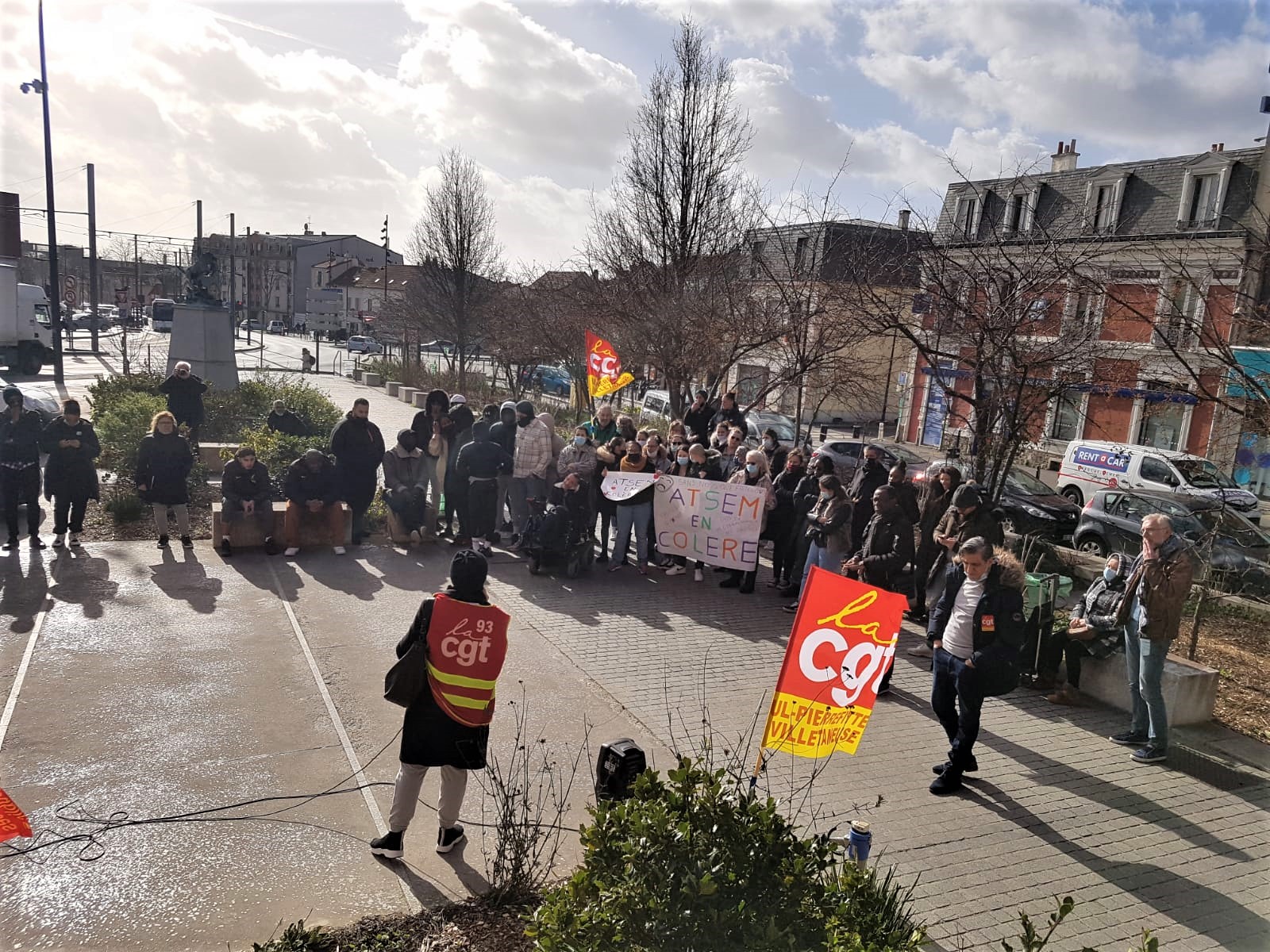 Pierrefitte, ce jeudi après-midi. Un rassemblement était organisé devant l'hôtel de ville à l'appel de la CGT, pour dénoncer le mal-être des agents de l'hôtel de ville. DR