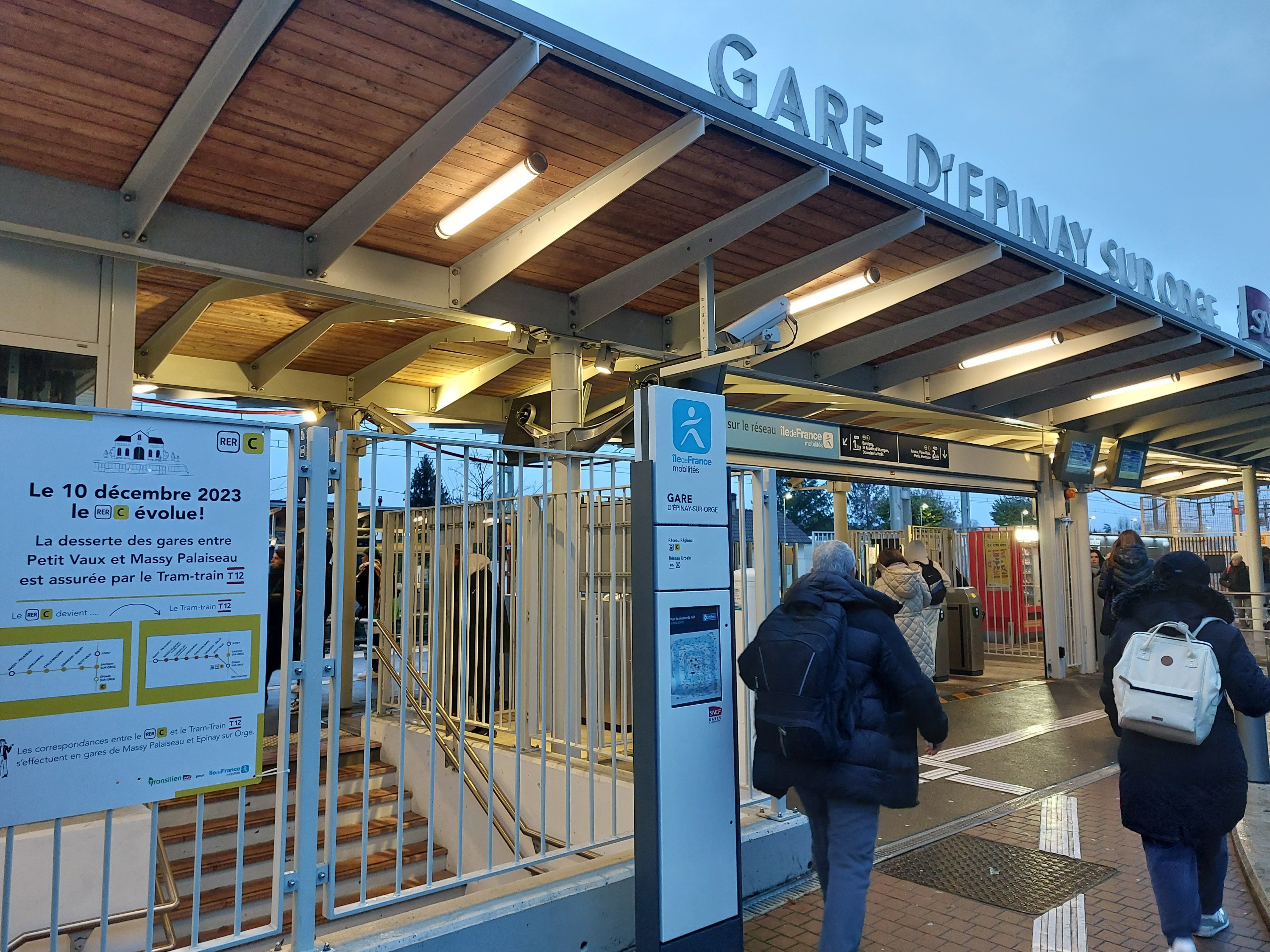 Épinay-sur-Orge (Essonne), le 5 décembre 2023. Pour emprunter le RER C, les voyageurs devront désormais prendre une nouvelle correspondance en gare d’Épinay-sur-Orge.. LP/C.Ch.