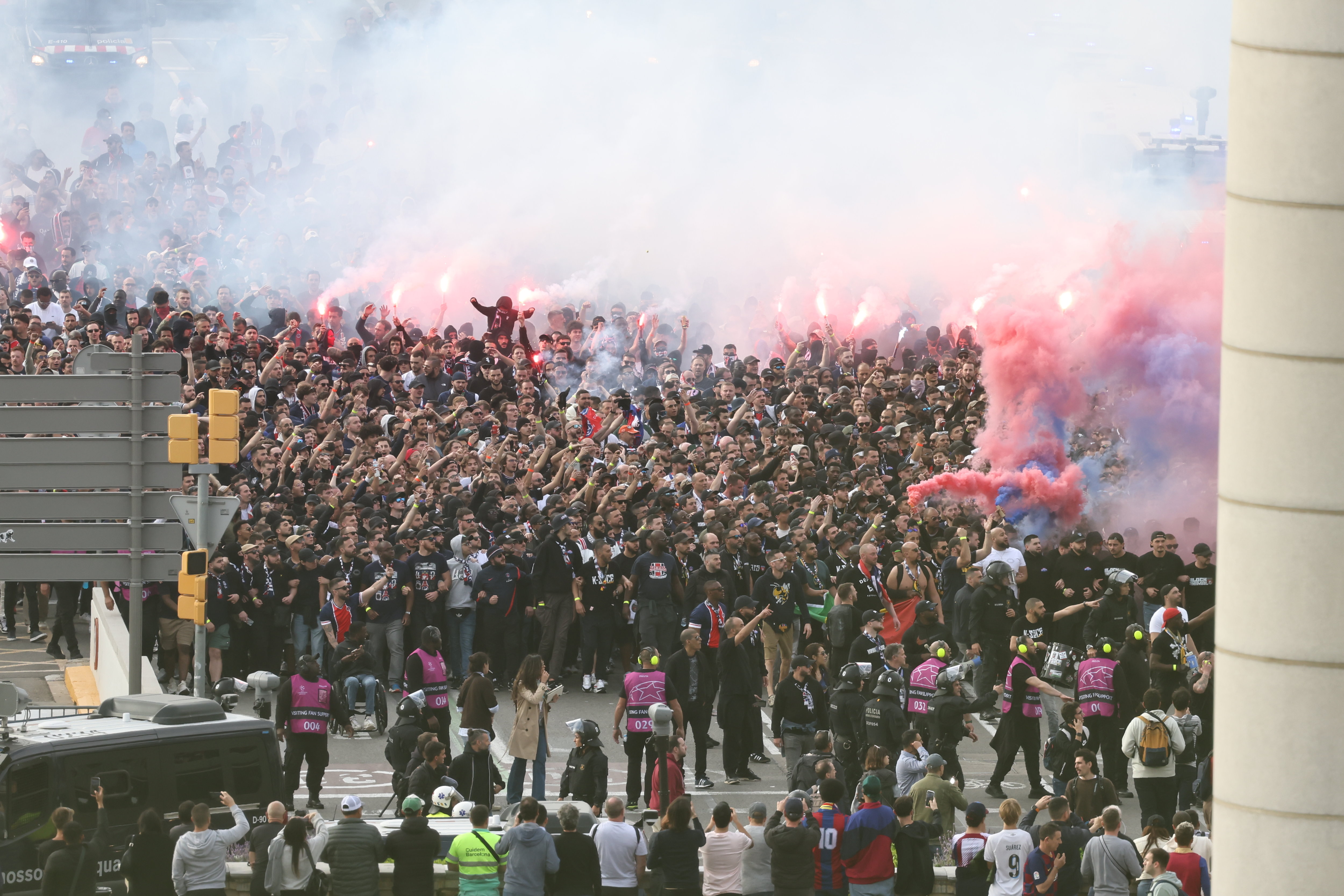 Le cortège des supporters parisiens avant le match face au Barça. Photo LP / Fred Dugit
