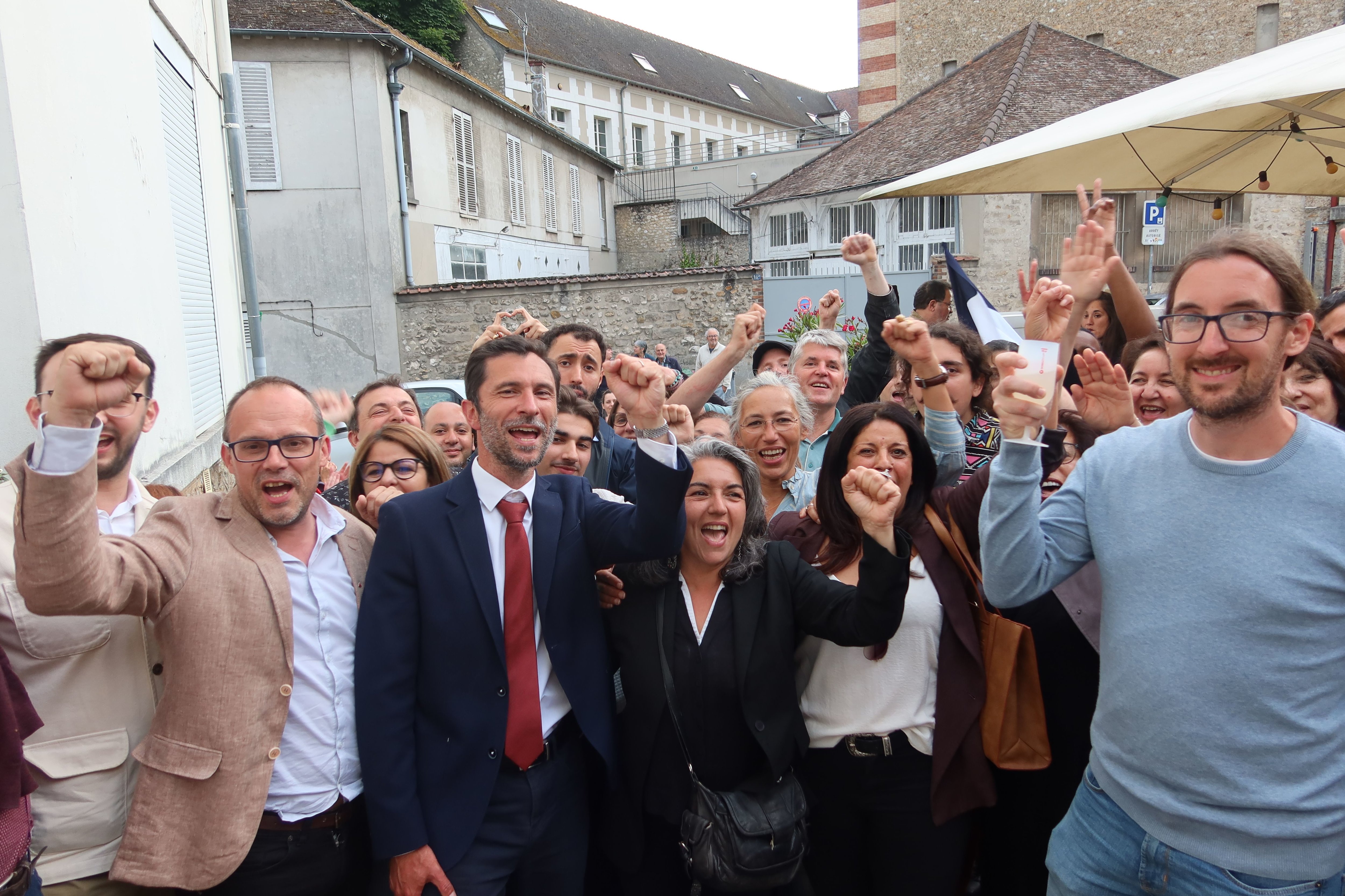 La 1re circonscription de Seine-et-Marne bascule à gauche avec l'élection d'Arnaud Saint-Martin (avec la cravate rouge, ici ce dimanche à Melun) (NFP-LFI). LP/Sophie Bordier