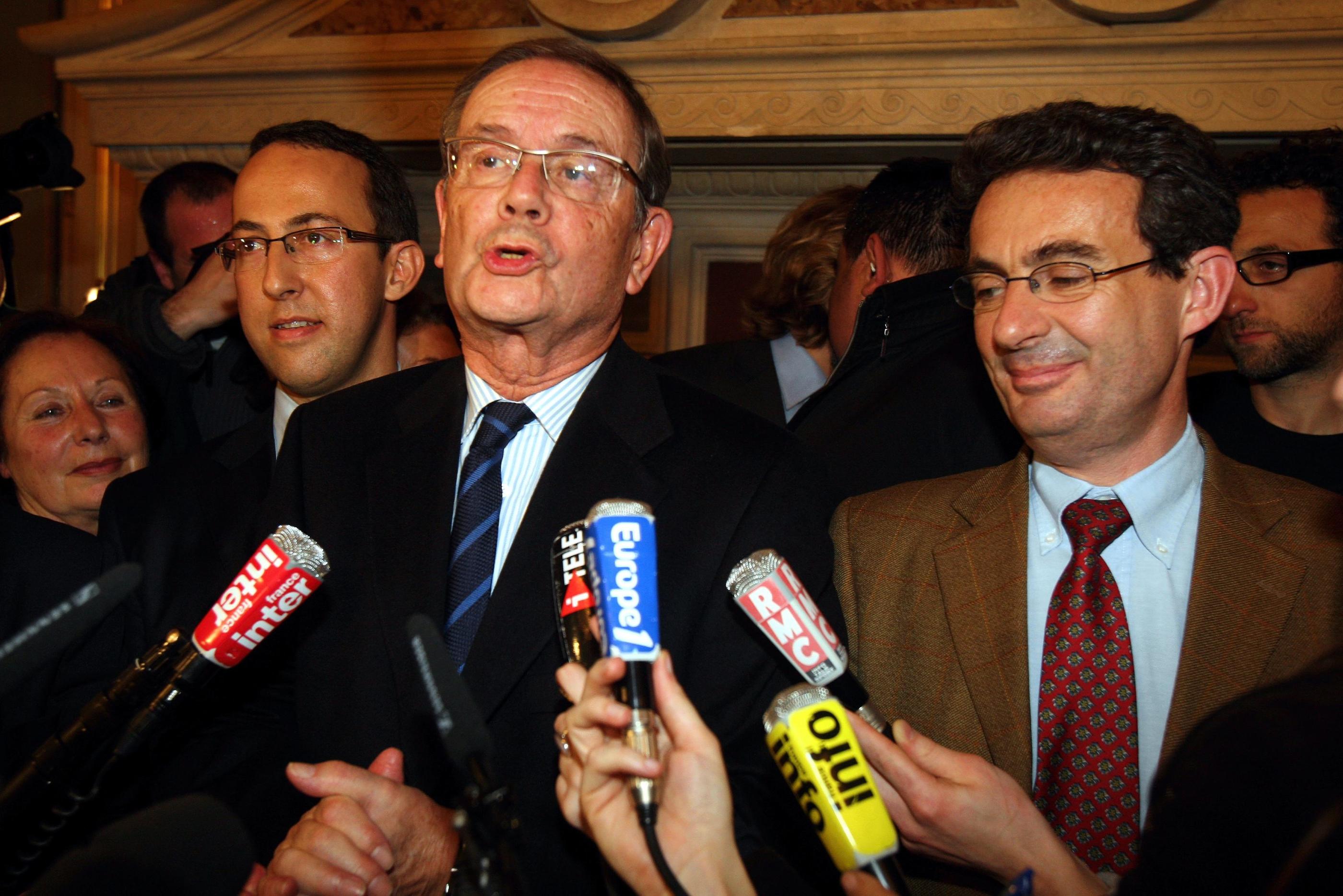 Archives , Neuilly, 2008. Louis-Charles Bary, ici avec son successeur Jean-Christophe Fromantin (à droite), a été maire de Neuilly de 2002 à 2008. LP/Matthieu de Martignac.