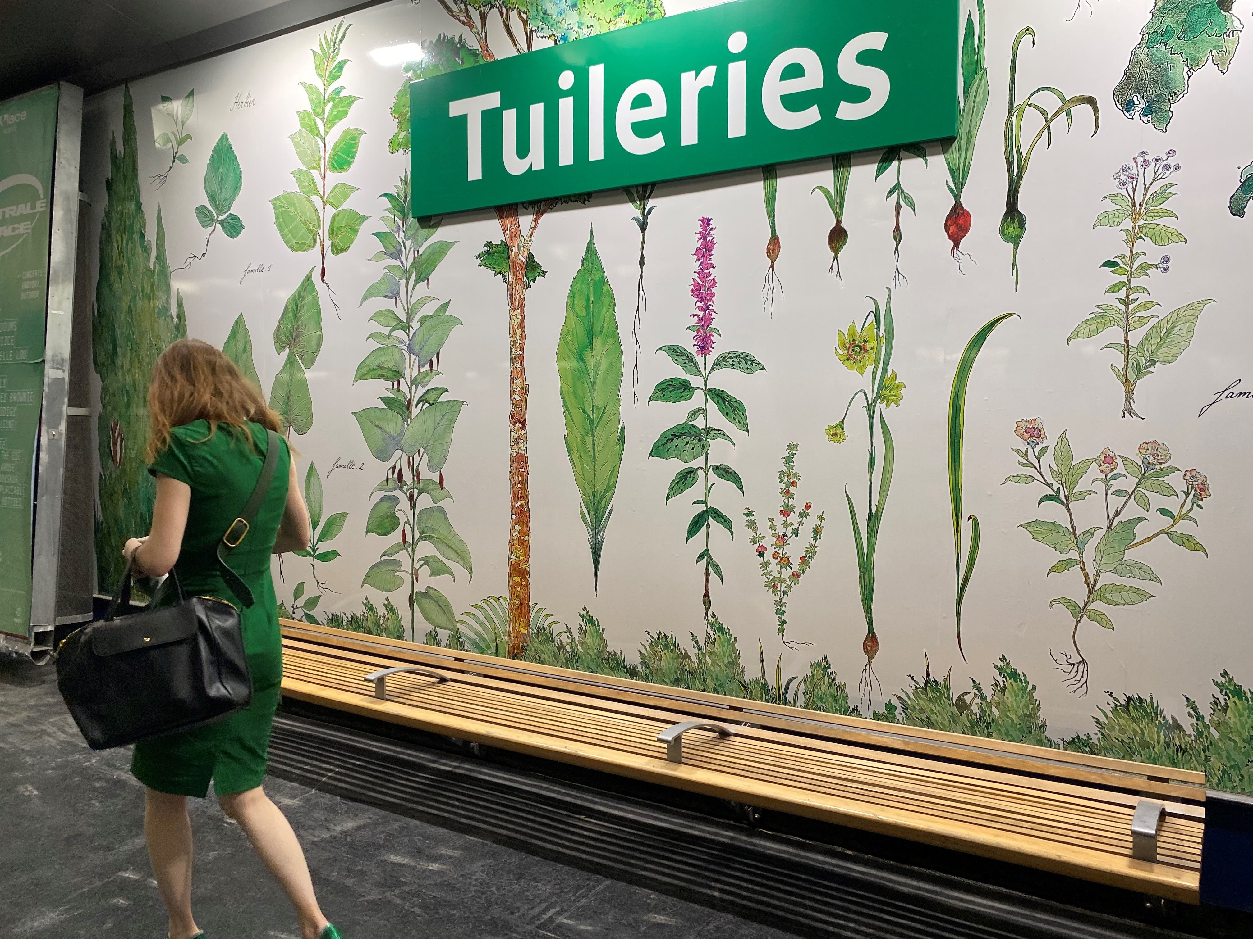 Station Tuileries, ce jeudi 1er juin. Les murs de la station de la ligne 1 ont été entièrement rhabillés d'une fresque géante sur le thème du végétal. LP/Benoit Hasse
