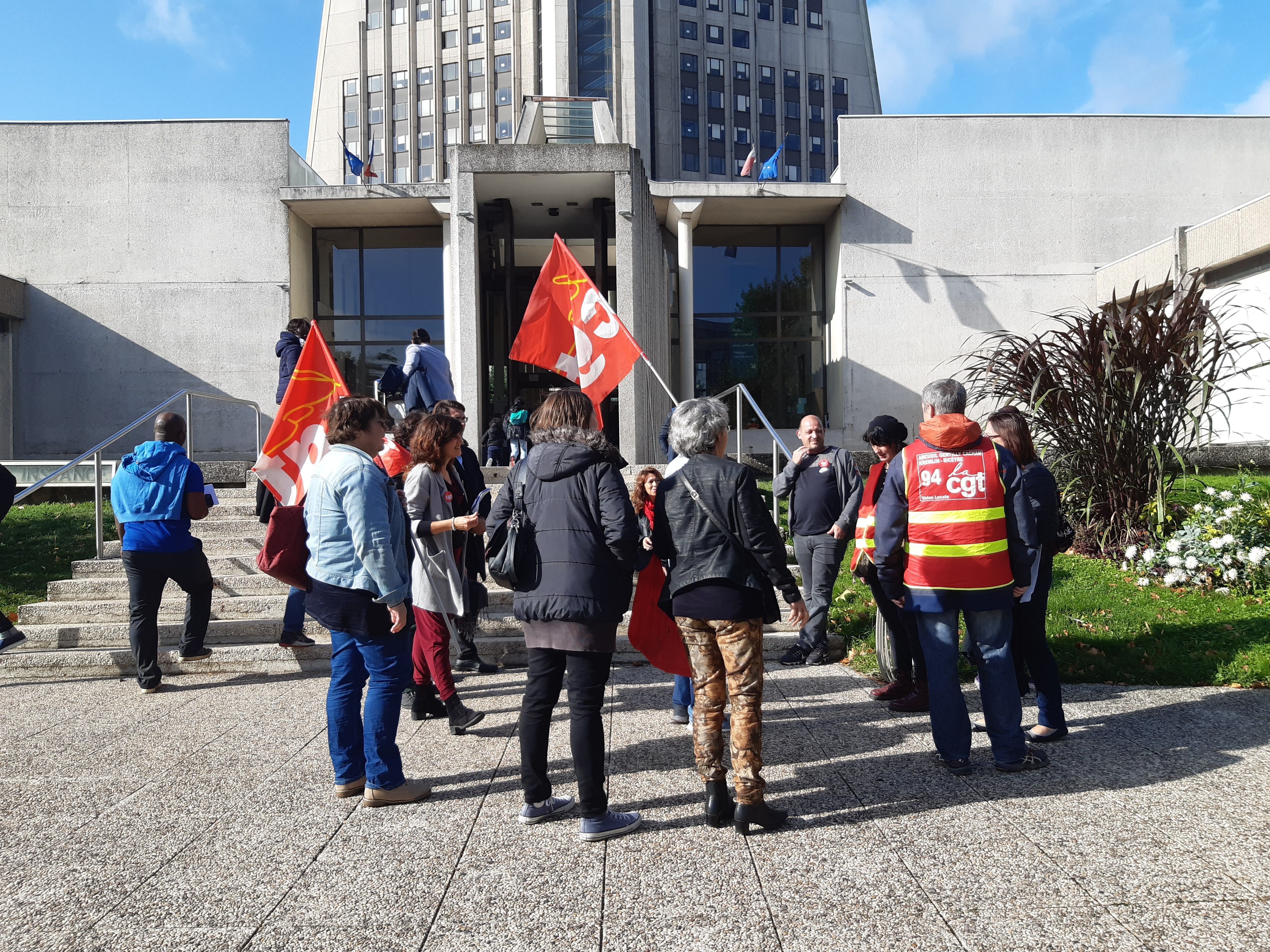 Paris : la CGT lance une action coup-de-poing devant les Galeries