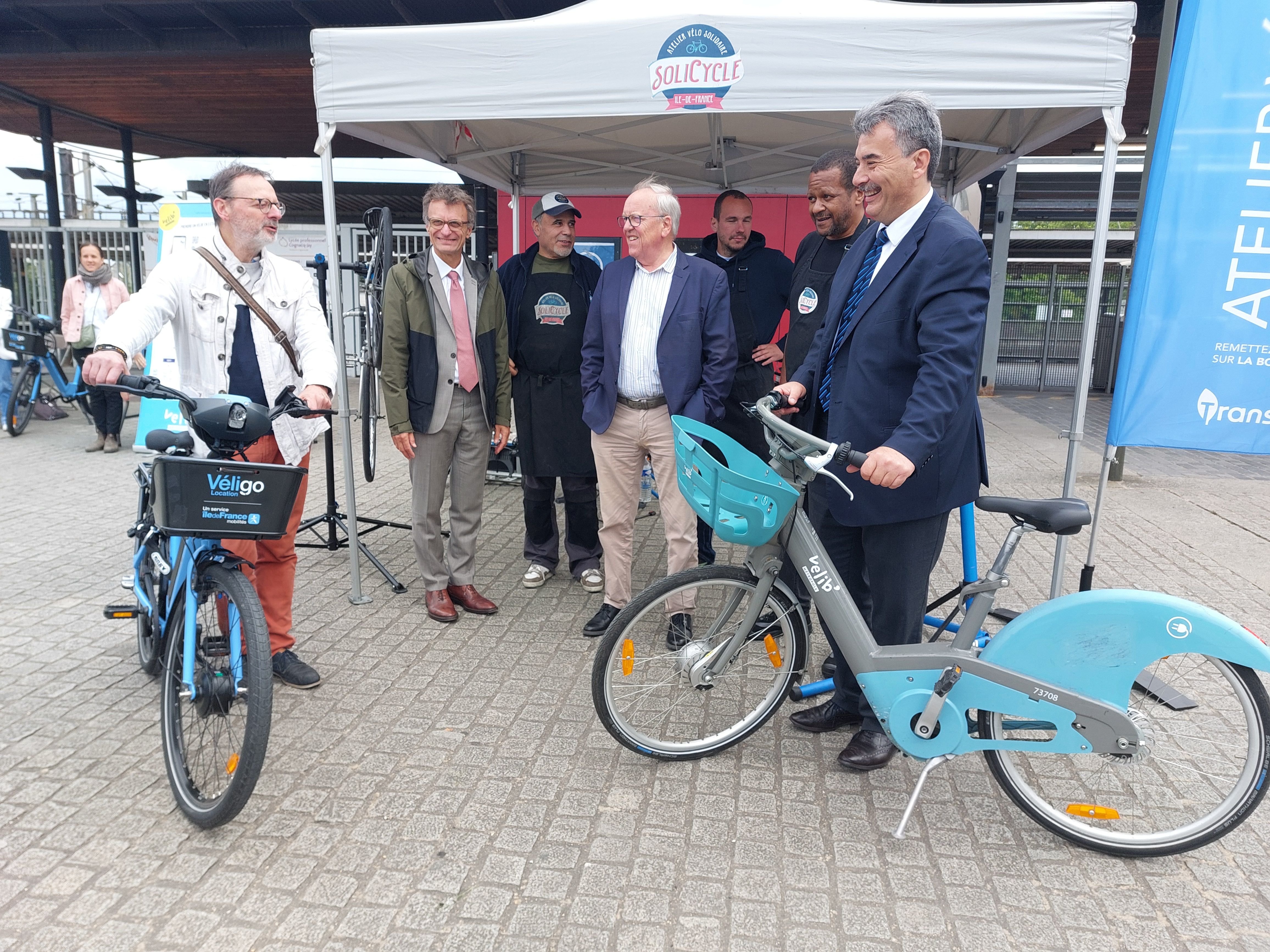 Les élus de la municipalité ont inauguré mardi 11 juin les ateliers de réparation de vélo qui auront lieu tous les mardi jusqu'au 2 juillet en gare du Val d'Argenteuil. LP/Thibault Chaffotte