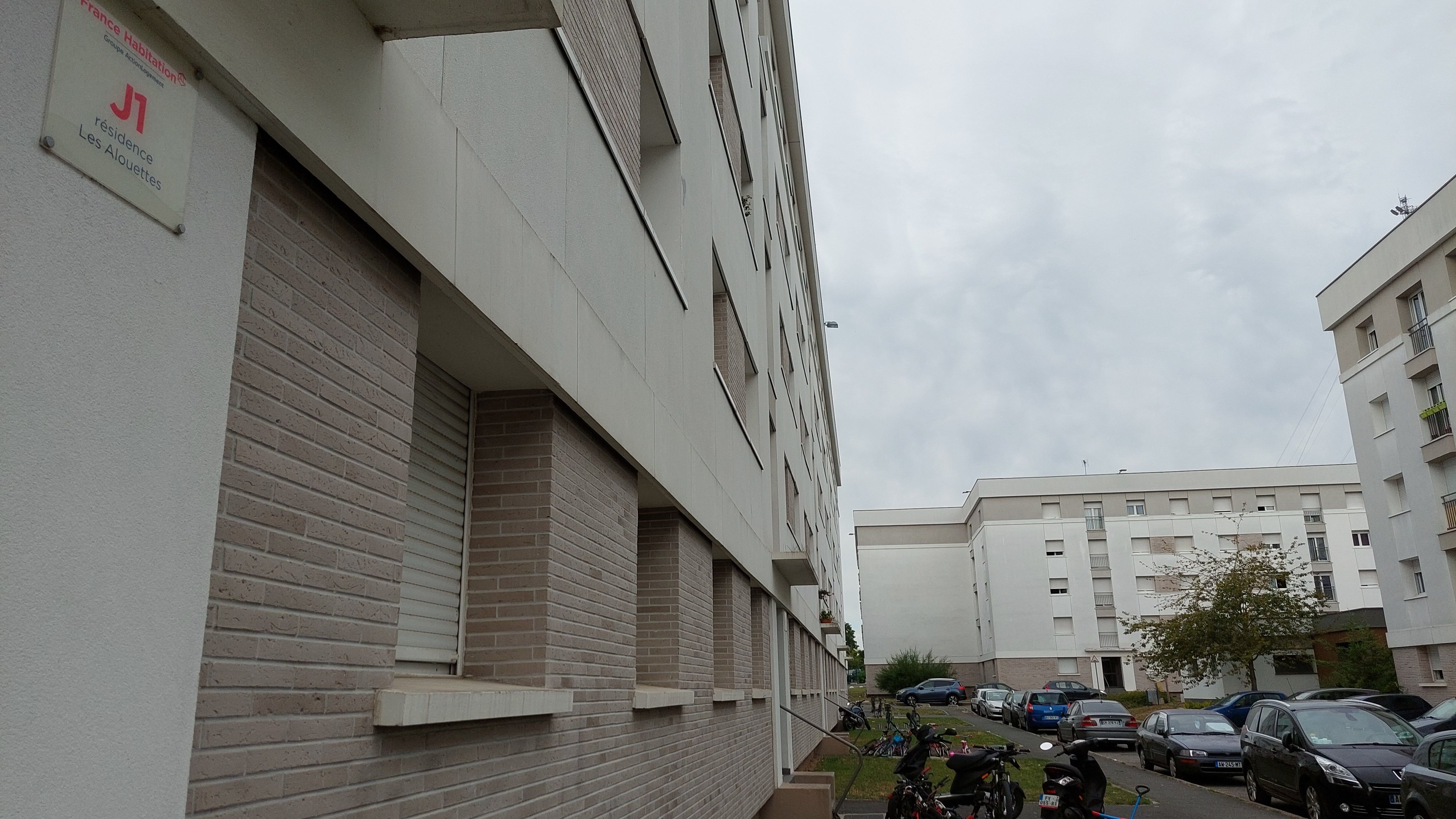 Carrières-sur-Seine (Yvelines), ce dimanche 21 août. Le suspect et un témoin présent dans l'appartement ont été placés en garde à vue après la découverte du corps de la jeune femme. LP/M.G.