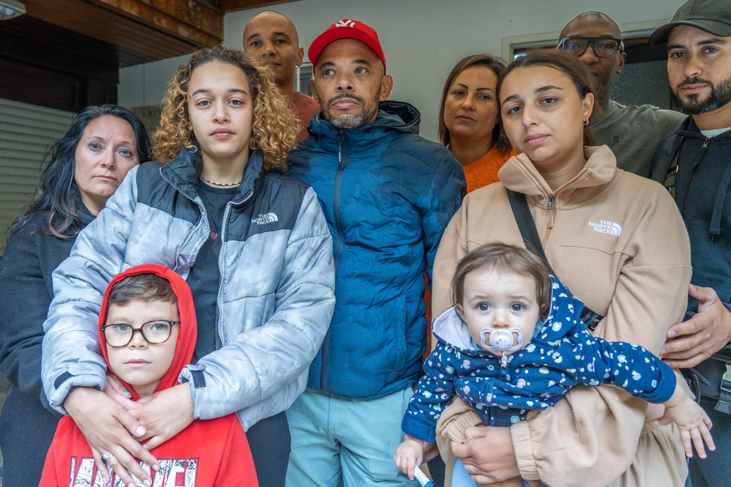 Grenoble (Isère), ce lundi. Les deux frères et les trois enfants de Lilian Dejean ont tenu à lui rendre hommage avant la marche en mémoire de ce père de famille tué dimanche. LP/Thomas Pueyo