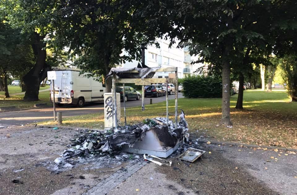 <b></b> Dans la nuit du 13 au 14 juillet, des affrontements ont eu lieu entre des casseurs et les forces de l’ordre à Saint-Michel-sur-Orge.Les dégradations matérielles sont nombreuses : arrêt de bus, poubelles, vitrine d’un commerçant.. 