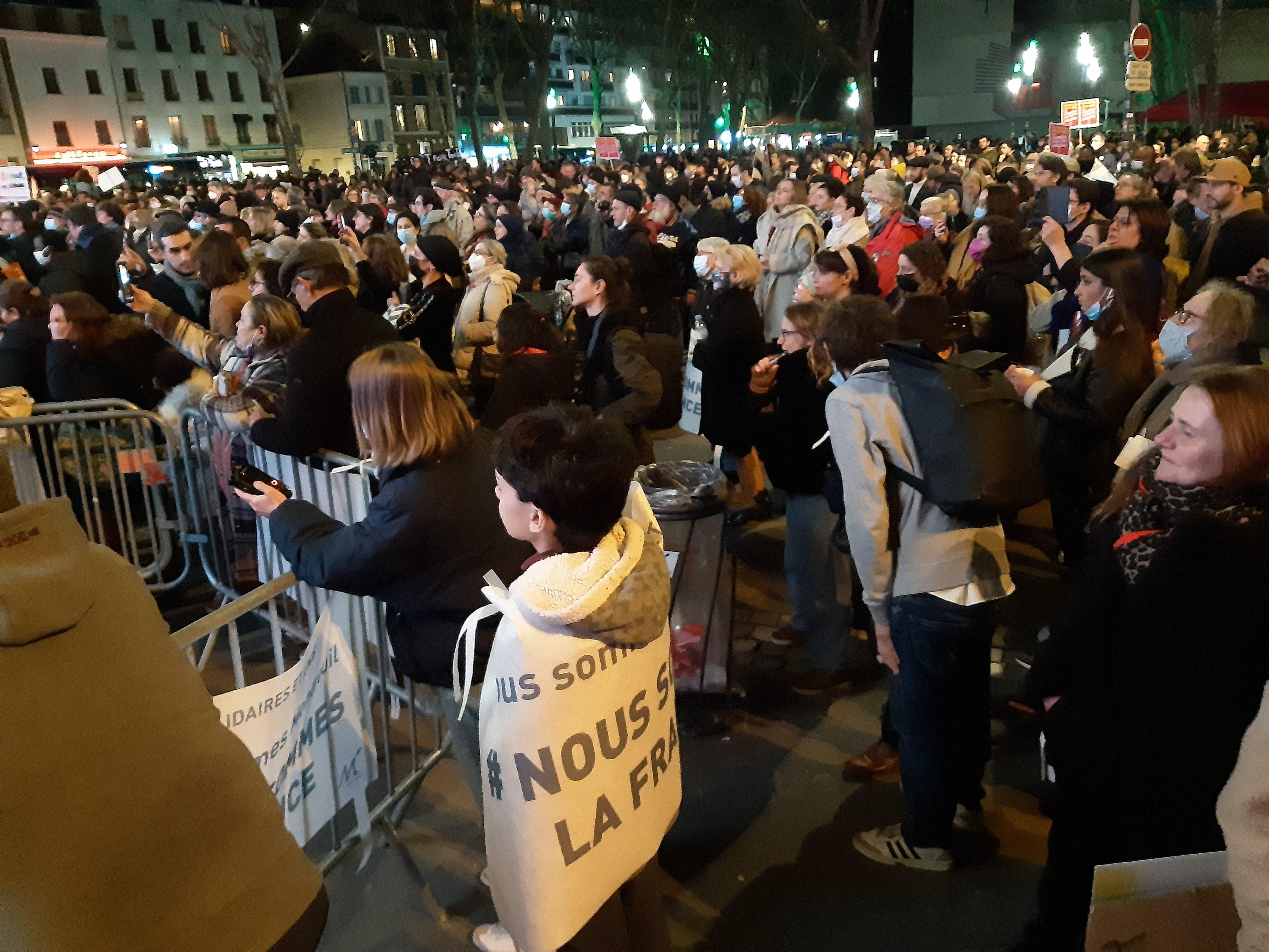 A l'appel du maire de Montreuil, plus de 200 personnes se sont réunies sur la place de l'hôtel de ville en réaction à la venue en Seine-Saint-Denis d'Eric Zemmour dans le cadre d'une émission de BFMTV. LP/E.M.