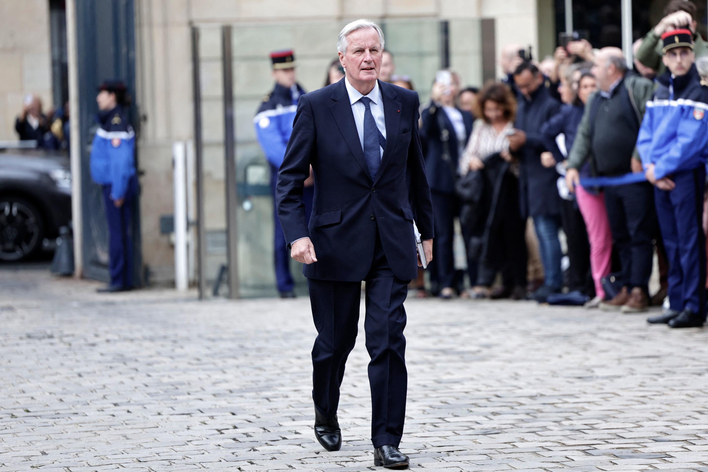 Le nouveau chef de gouvernement s'est rendu ce samedi à l'hôpital Necker, dans le XVe arrondissement de Paris, pour son premier déplacement. AFP/ STEPHANE DE SAKUTIN