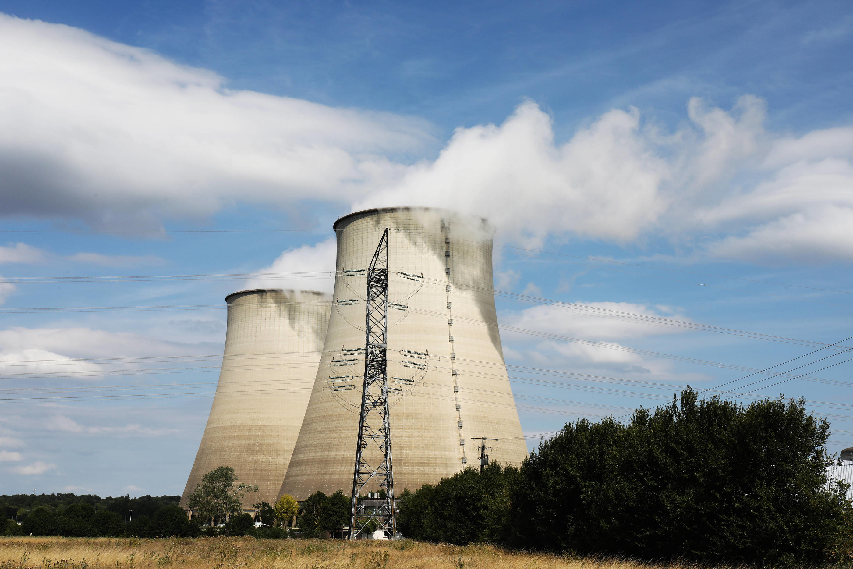 L’industrie de l’atome est très gourmande en eau (Ici la centrale nucléaire EDF de Belleville-sur-Loire) ; en effet, 47 % des 31 milliards de m3 d’eau captés chaque année par la France servent à refroidir les réacteurs. Sipa/Patrick Siccoli