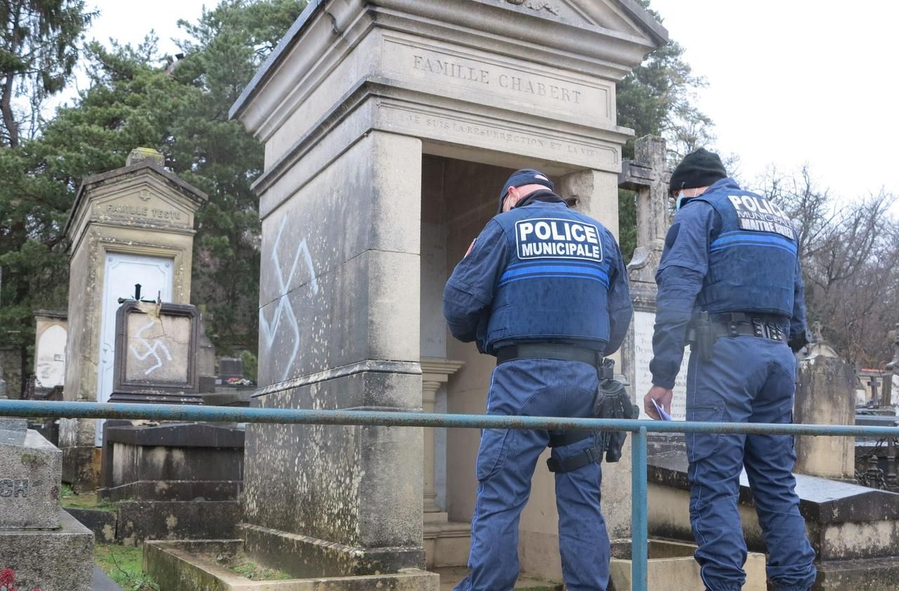 <b></b> Fontainebleau, ce lundi après-midi. Les policiers municipaux ont recensé les noms des 67 tombes profanées durant la nuit de dimanche à lundi.