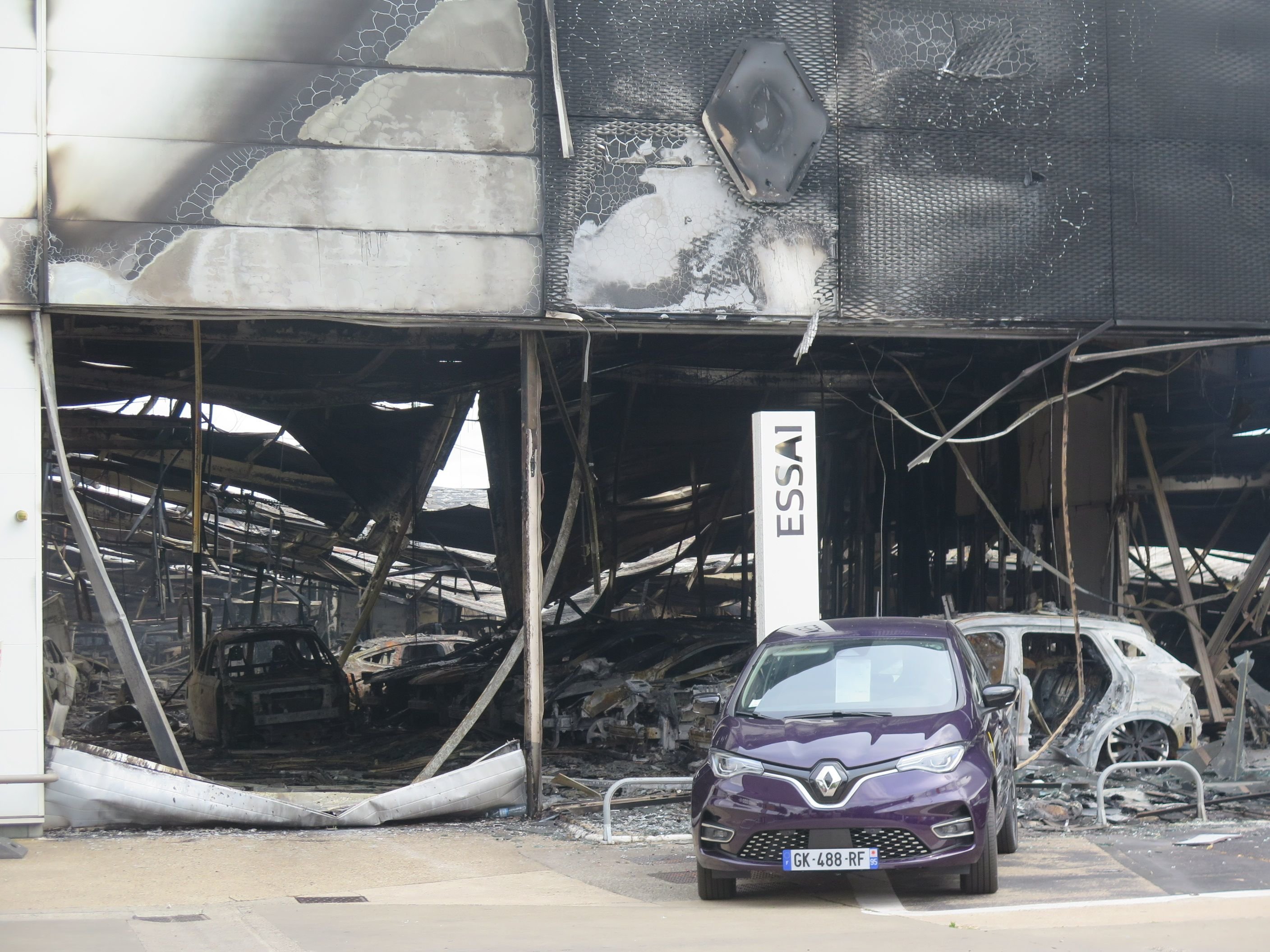 Le garage Renault Rousseau automobile d'Osny, situé chaussée Jules César, en limite de Cergy et Pontoise a entièrement brûlé. Il a été incendié dans la nuit de jeudi à vendredi pendant les émeutes qui se sont déclarées un peu partout dans l'agglomération. LP/Marie Persidat