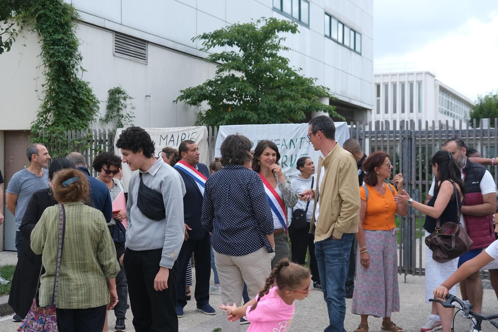 Romainville ce mercredi 4 septembre. Des parents et enseignants restent mobilisés par pour trouver une solution d'hébergement pérenne pour la famille Diabara. LP/A.C.