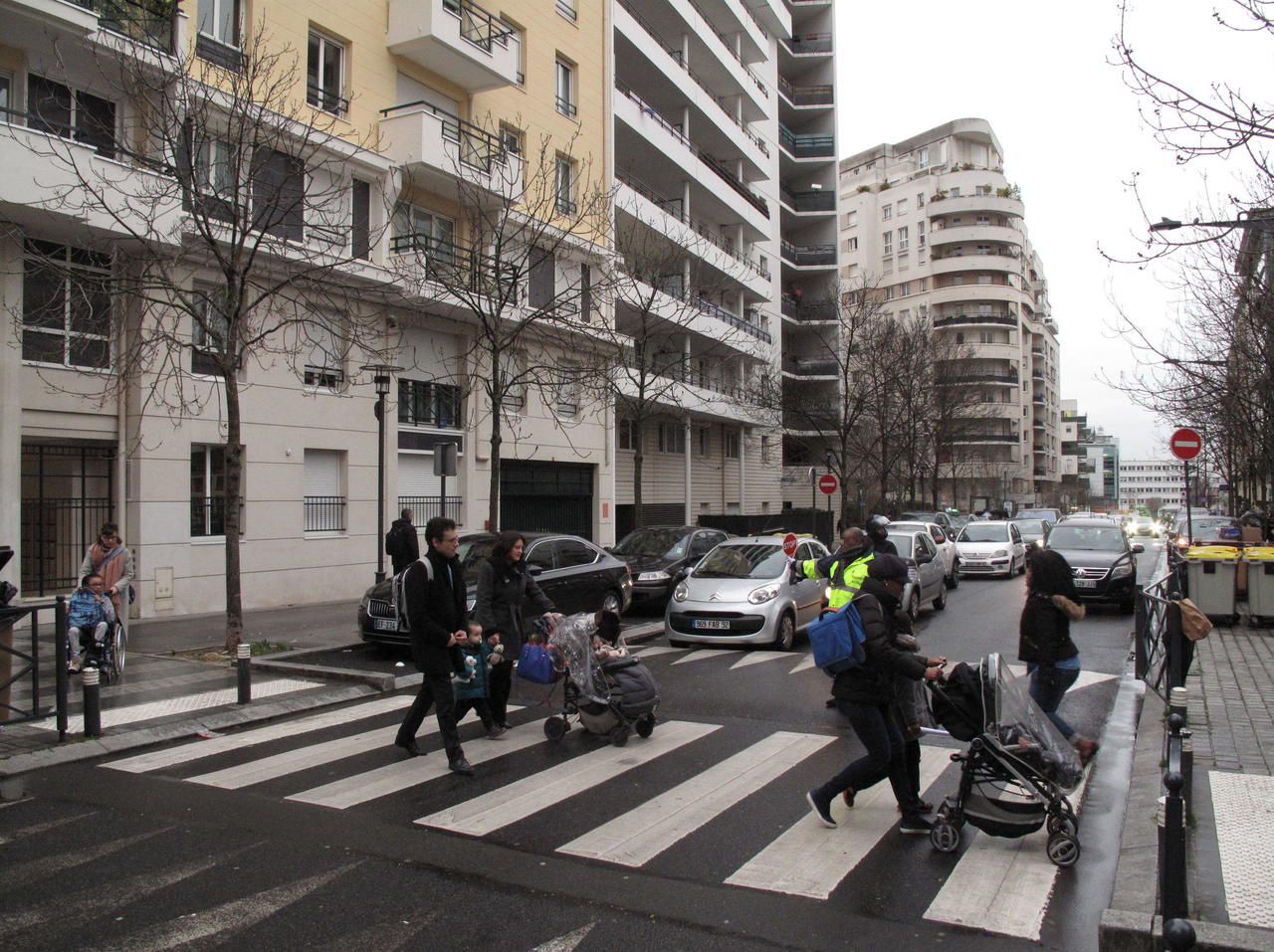 Courbevoie des parents veulent couper la rue le matin devant les