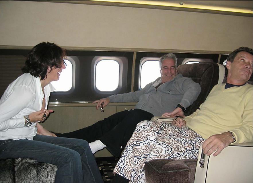 Le financier Jeffrey Epstein (ici avec avec son assistante Ghislaine Maxwell et Jean-Luc Brunel, un agent de mannequins français) transportait souvent des stars dans son avion privé. Maxppp/Zuma press