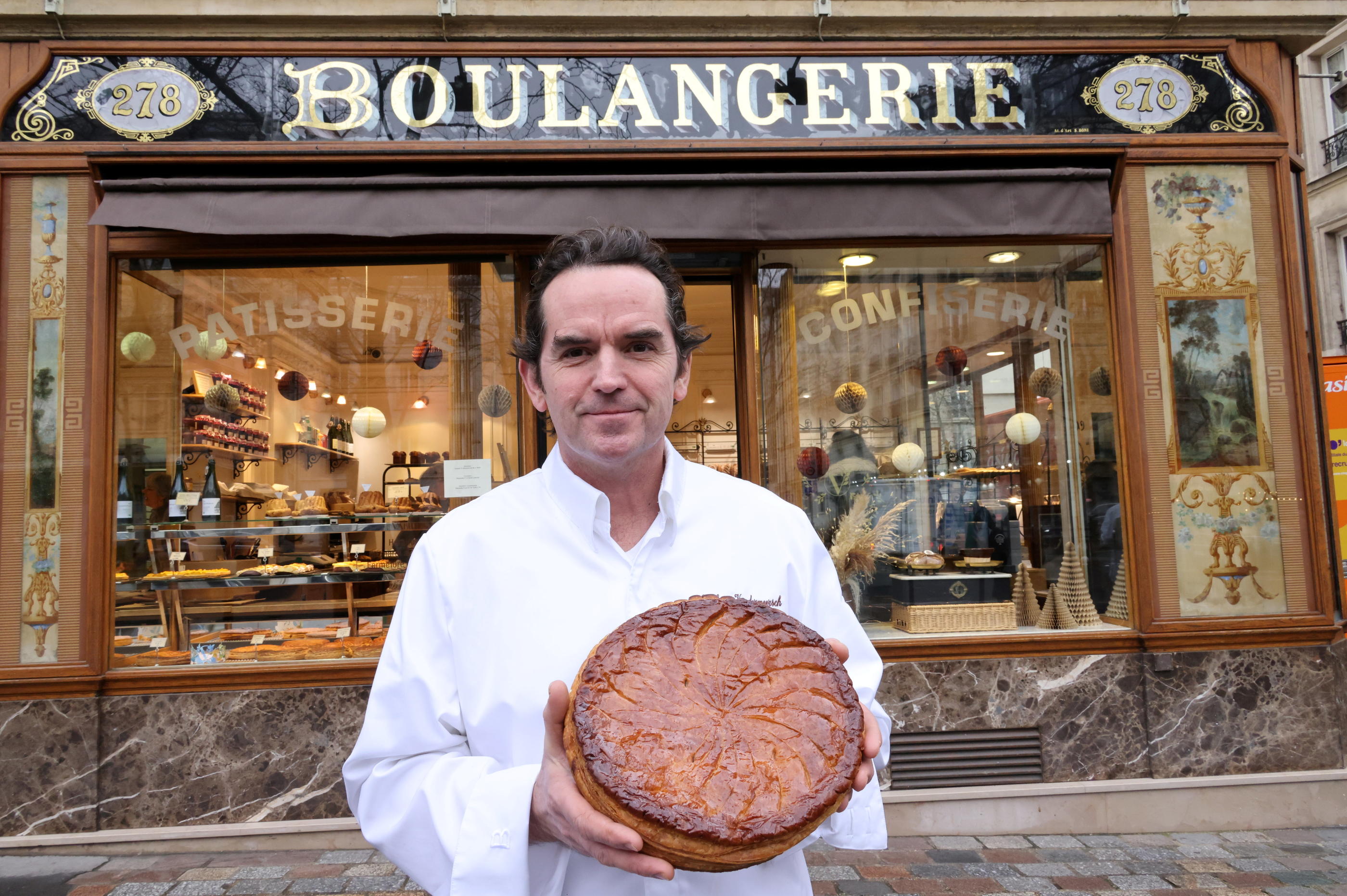 Julien, boulanger de Bourgaltroff, propose (encore) des fèves coquines dans  ses galettes des rois ! - France Bleu