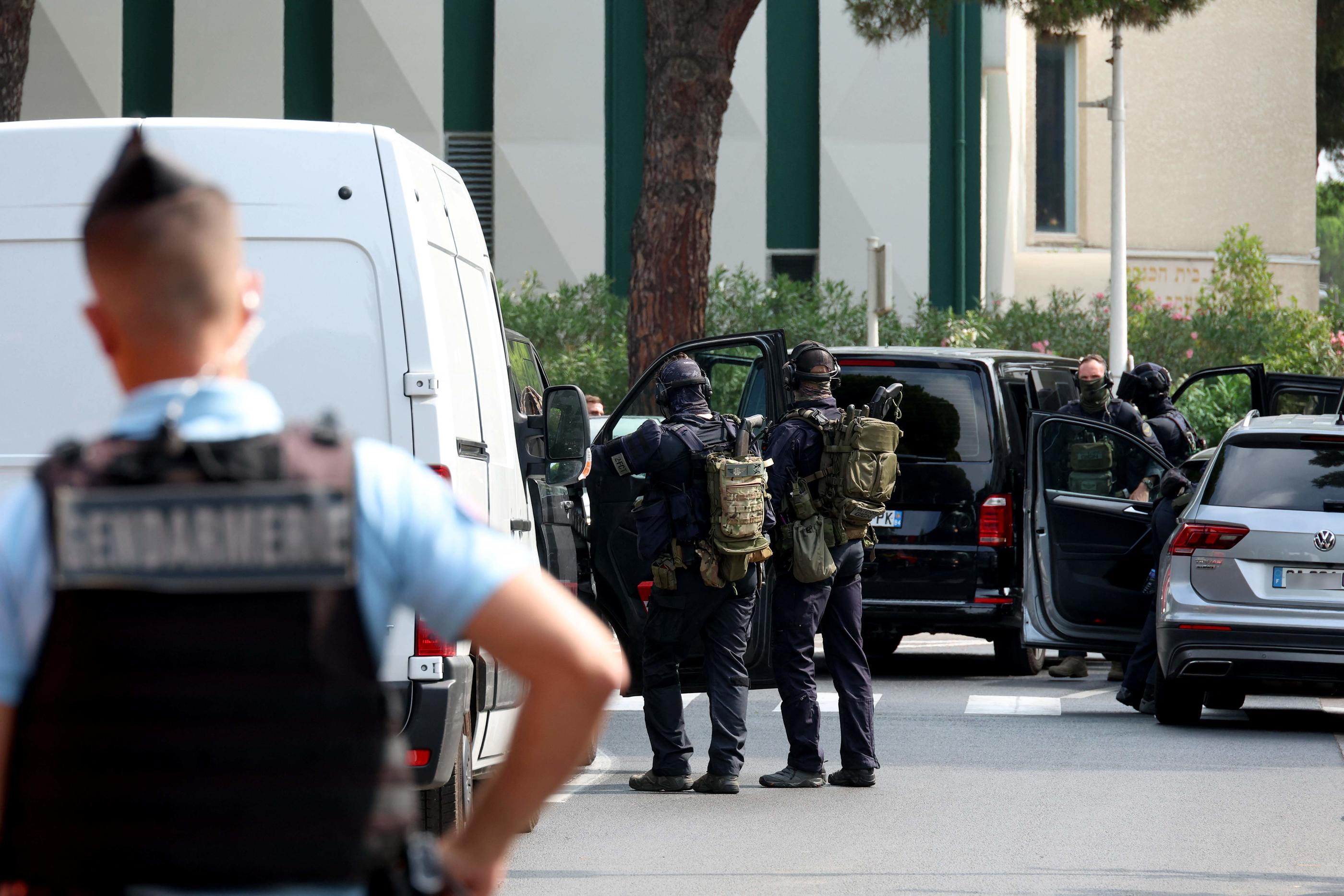 Les forces de l'ordre aux abords de la synagogue de La Grande-Motte, samedi après le feu devant l'édifice. AFP/Pascal Guyot