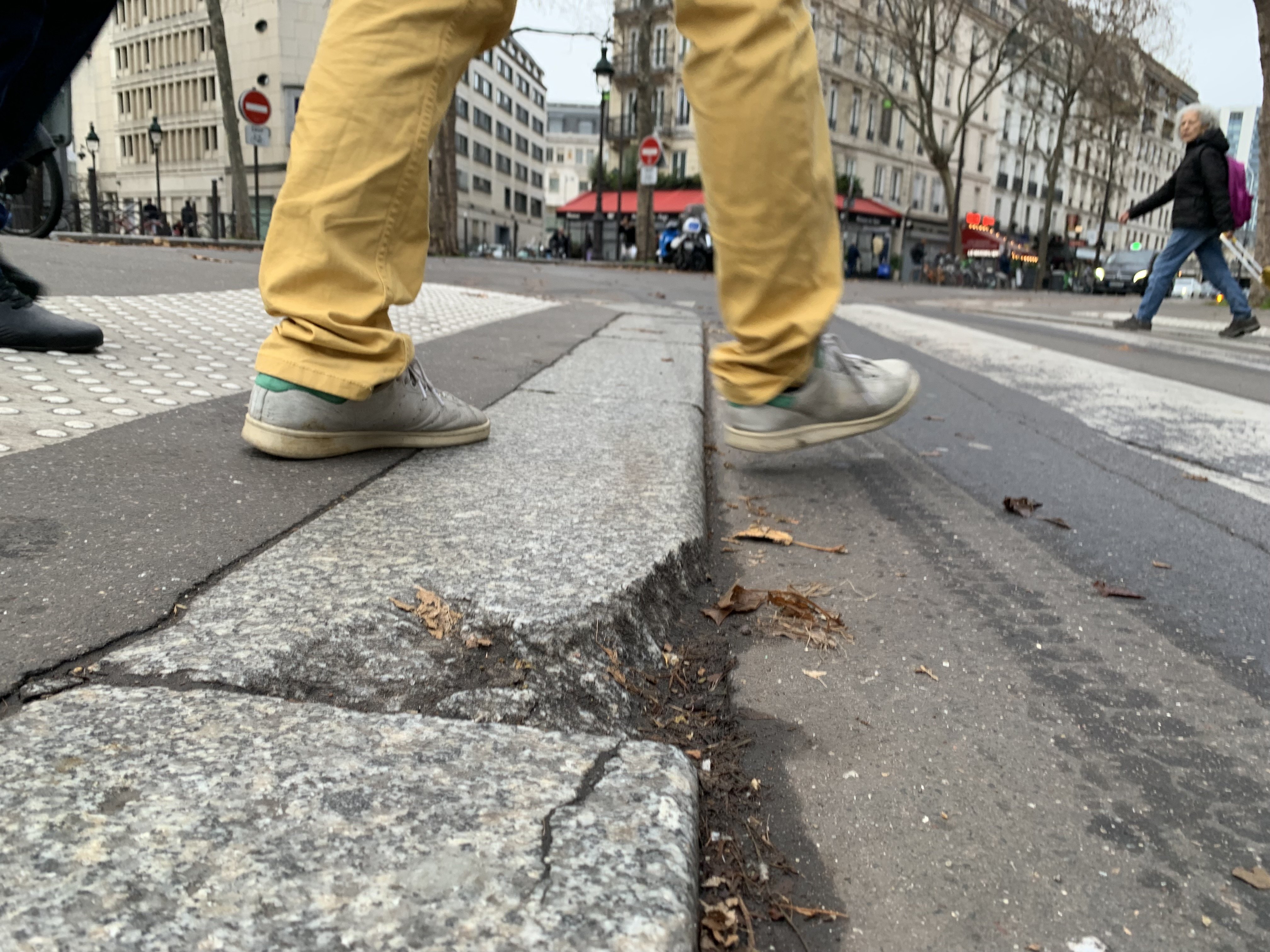 Affaissement d’une chaussée, trou sur un trottoir, nid-de-poule… Chaque année, Paris reçoit des dizaines de demandes d’indemnisation à l’amiable pour des chutes. LP/Philippe Lavieille