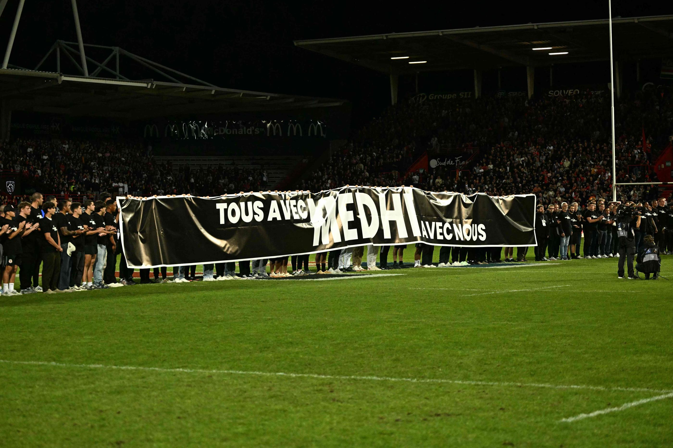 Un hommage a été rendu à Medhi Narjissi, ce dimanche, en marge de la rencontre entre Toulouse et La Rochelle (Photo by Lionel BONAVENTURE / AFP).