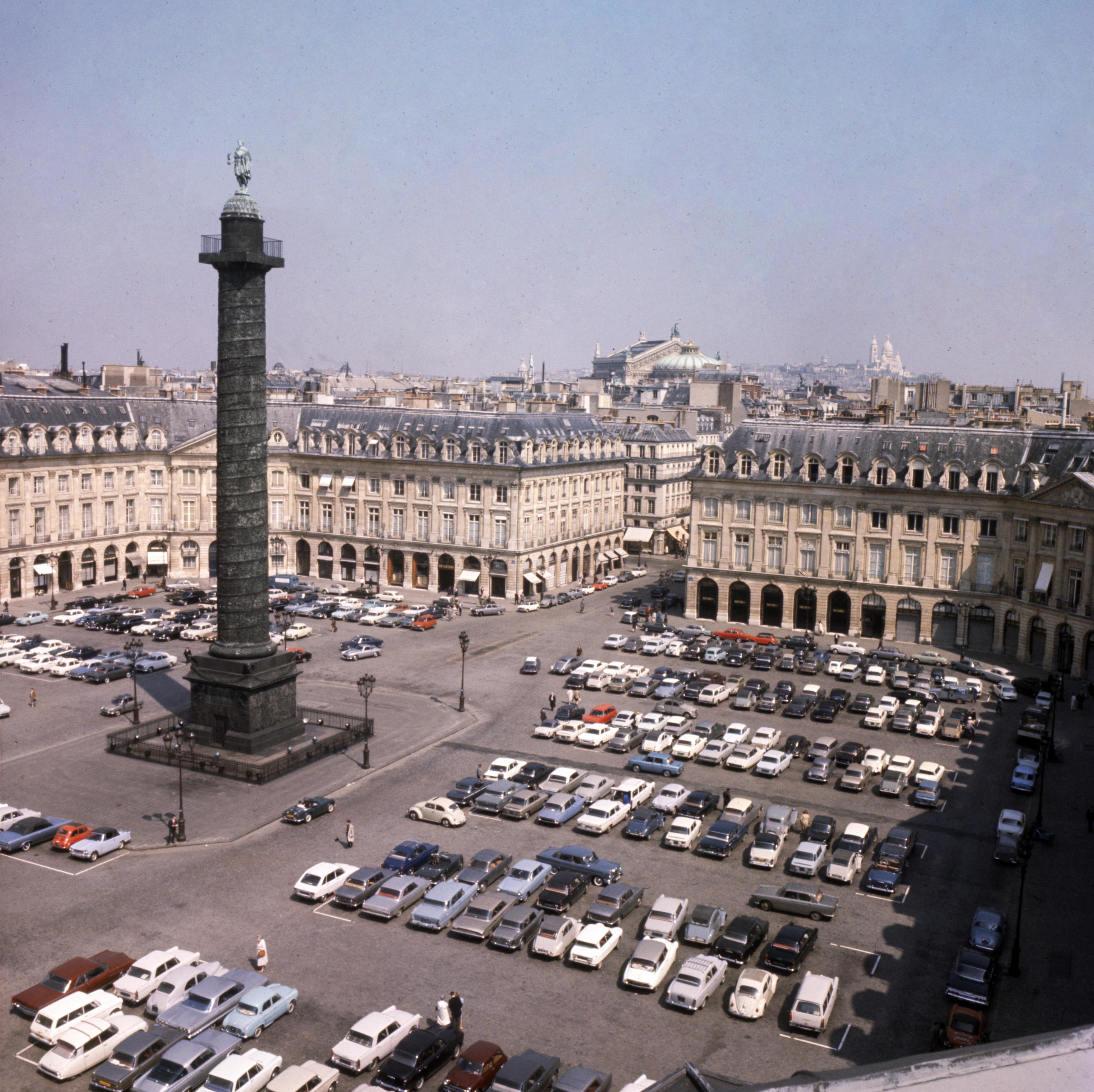 Dans les années 1960, la place Vendôme à Paris (Ier) était un vaste parking. Gamma-Rapho/Charles Ciccione