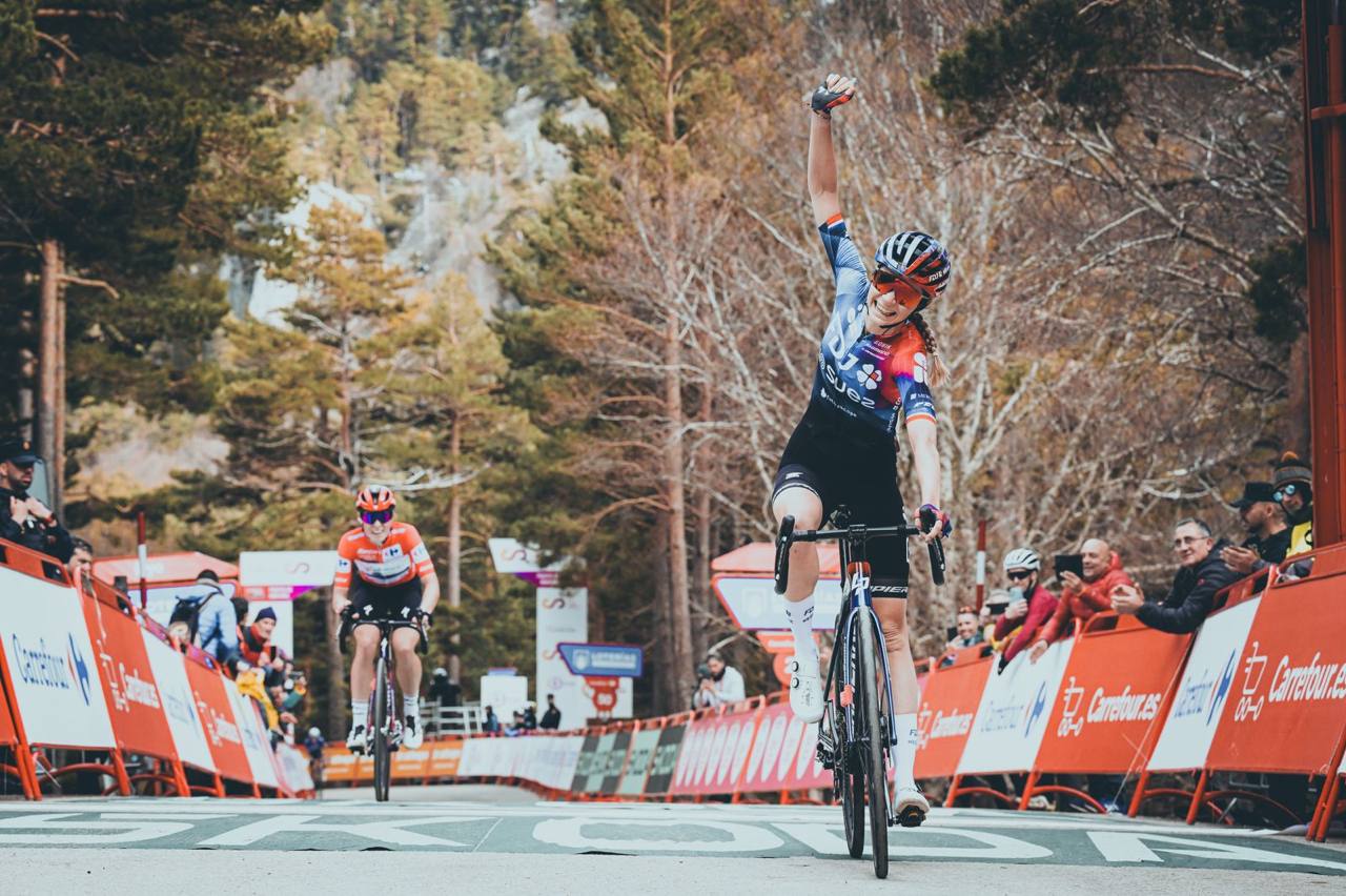La Franc-Comtoise Évita Muzic remporte sa deuxième étape sur un grand tour après celle sur le Giro en 2020. Photo X/@LaVueltaFem