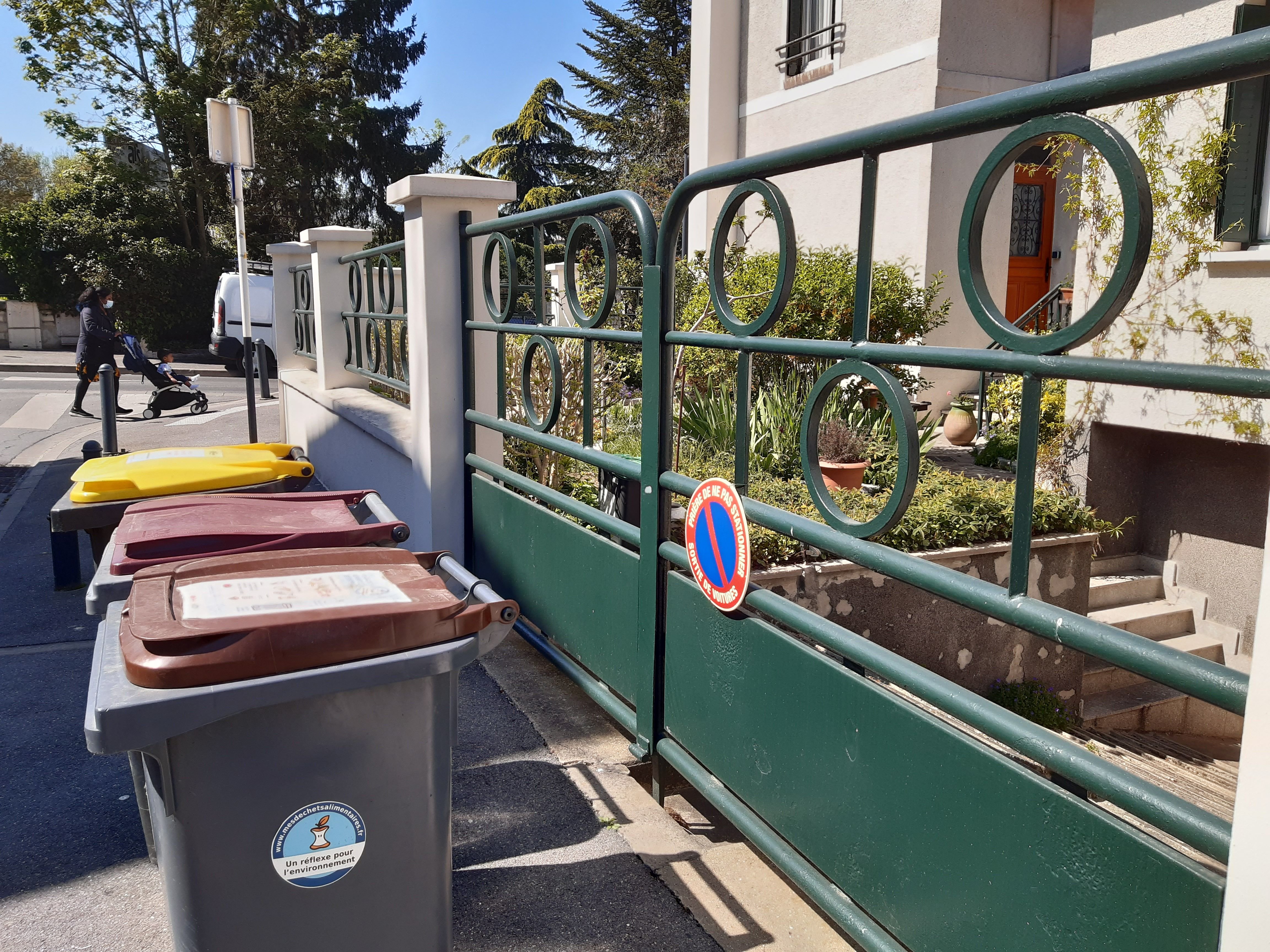 Comme ici, à Romainville (Seine-Saint-Denis), les habitants des onze communes de l'Aire cantilienne vont devoir s'habituer à sortir trois poubelles différentes. LP/E.M.