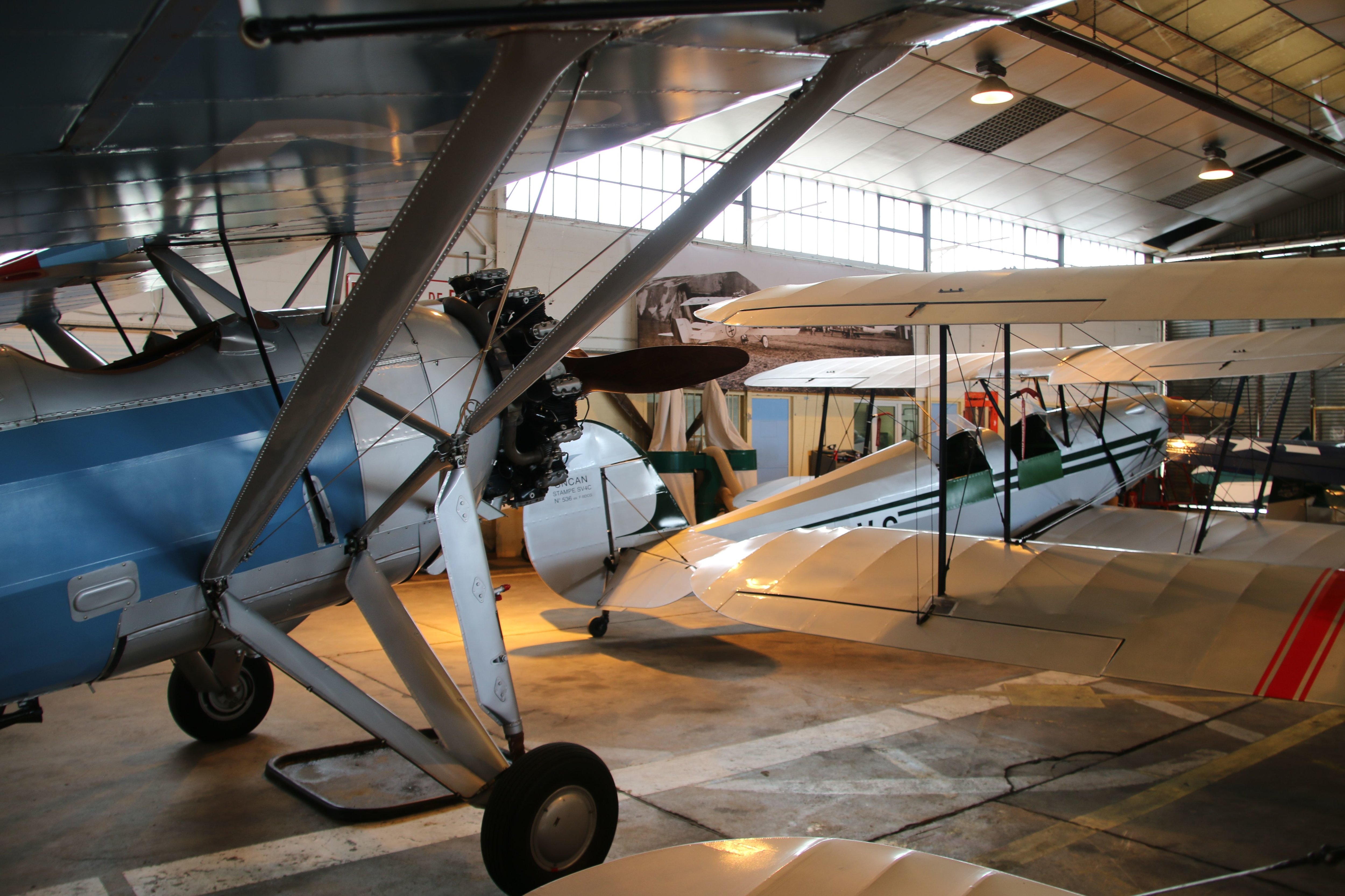 Margny-lès-Compiègne, le 10 avril. L'association compte 15 avions de collection, tous antérieurs à 1940, comme le Morane de 1929, en bleu ou, au fond, un Stampe SV4 C, tous deux en état de vol. LP/Albert Péters