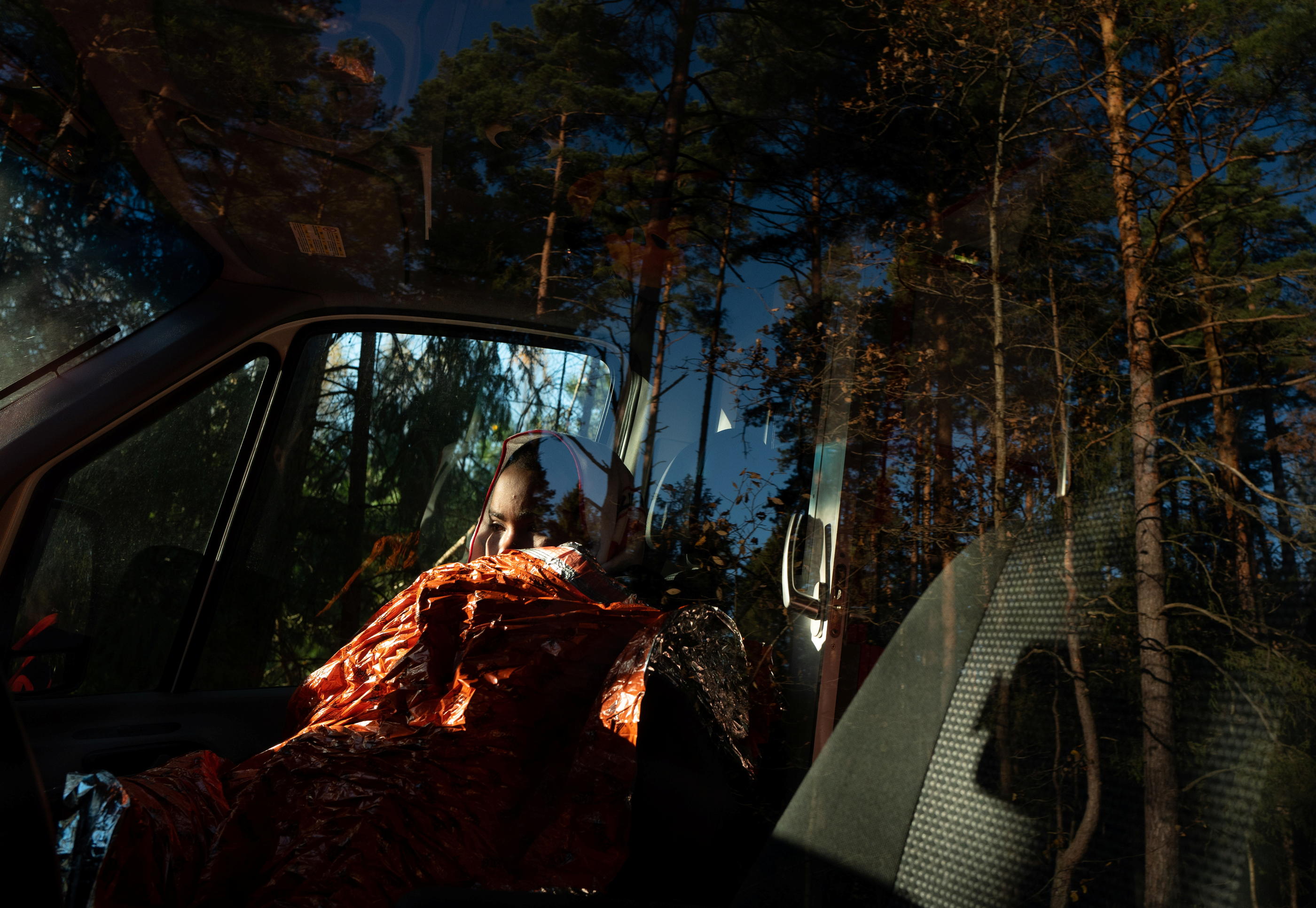 Siemianowka, Pologne, le 25 octobre 2021. Une migrante somalienne est prise en charge dans une ambulance alors qu'elle tentait de traverser la frontière biélorusse-polonaise. REUTERS/Kacper Pempel