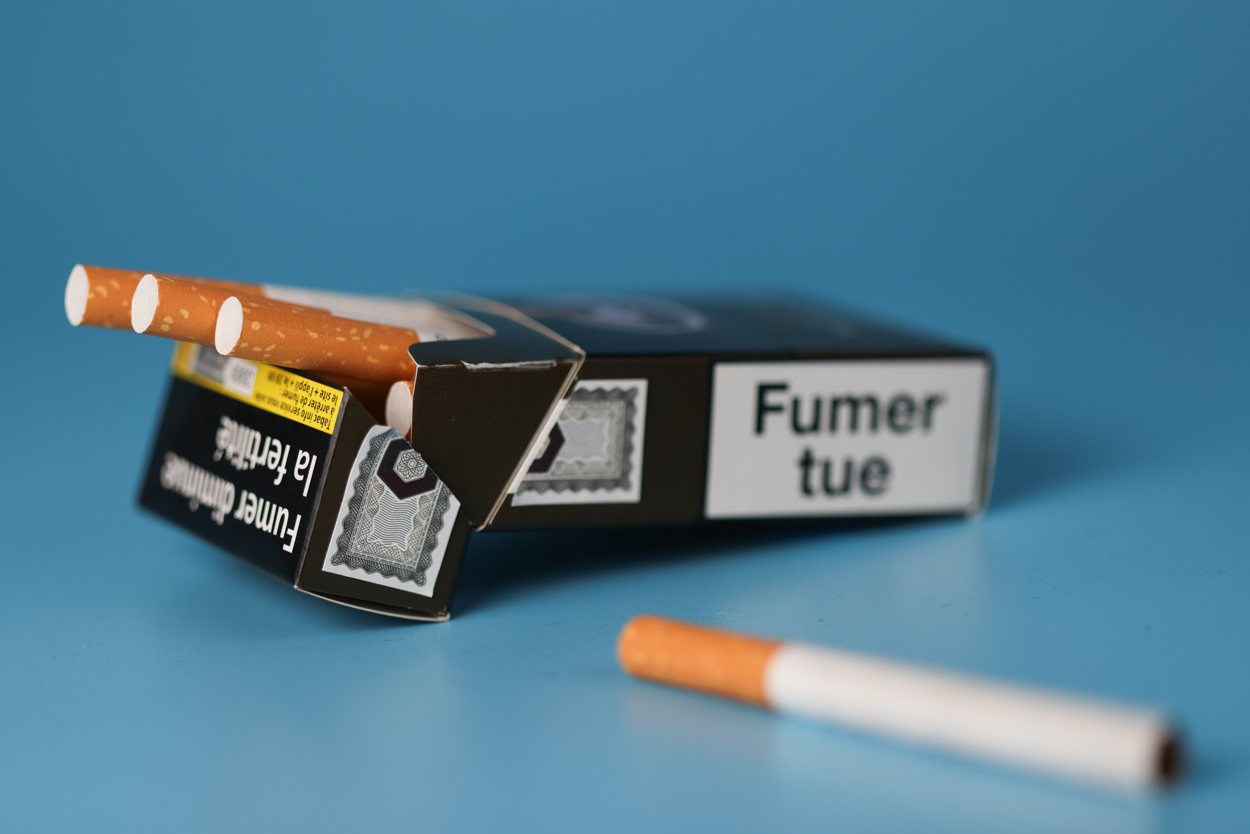 Quatre fumeurs sur cinq achètent leurs cigarettes chez le buraliste en France. LE PARISIEN / ARNAUD JOURNOIS