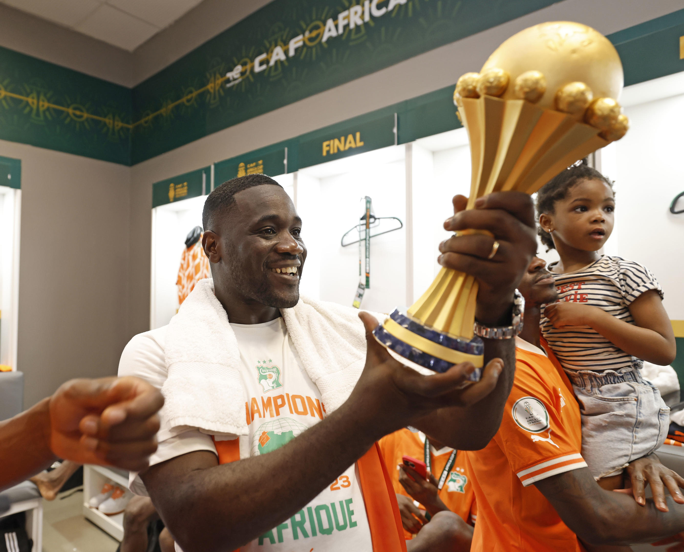 Le sélectionneur de la Cote d'Ivoire, Emerse Faé, qui célèbre le titre avec la Cote d'Ivoire à Abidjan, le 11 Février. Icon Sport
