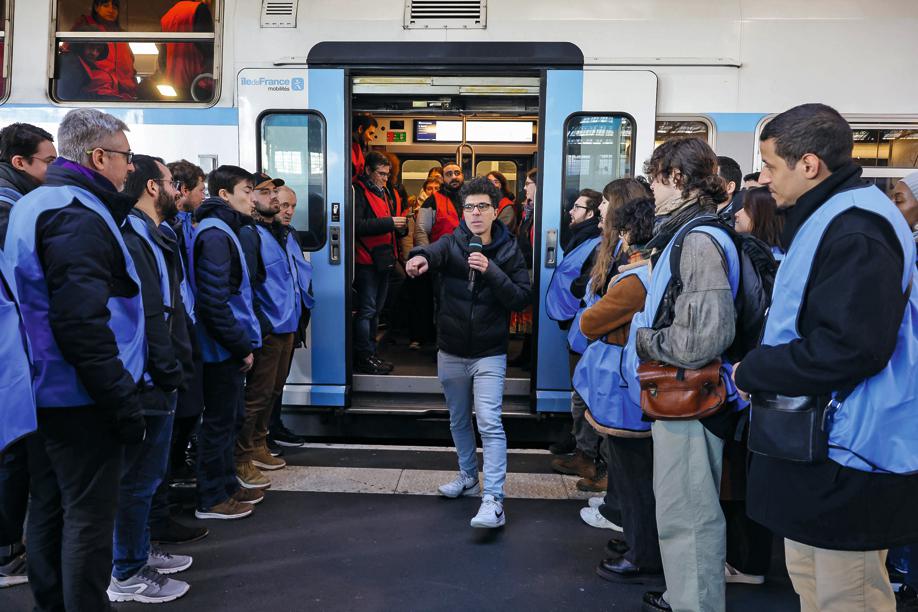 Pour étudier le comportement de la foule, ici dans un RER à la gare de Lyon, à Paris, début décembre dernier, Mehdi Moussaïd a fait appel à des bénévoles de la SNCF, mais aussi à des abonnés de sa chaîne YouTube. LP/Philippe de Poulpiquet