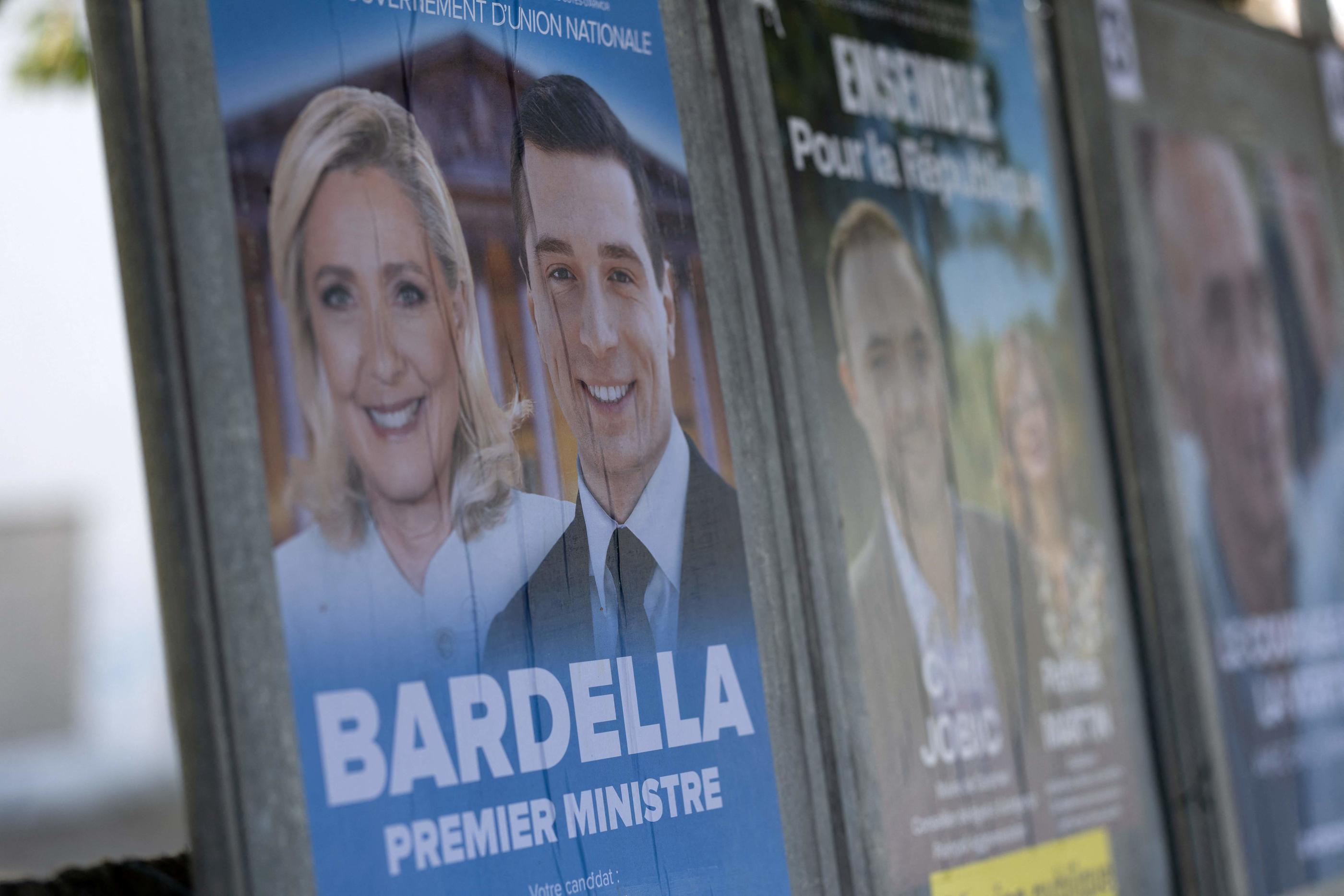 Pour faire campagne, certains candidats n'ont pas mis en avant leur image sur les affiches de campagne, privilégiant celles de Jordan Bardella et de Marine Le Pen. AFP/Fred Tanneau