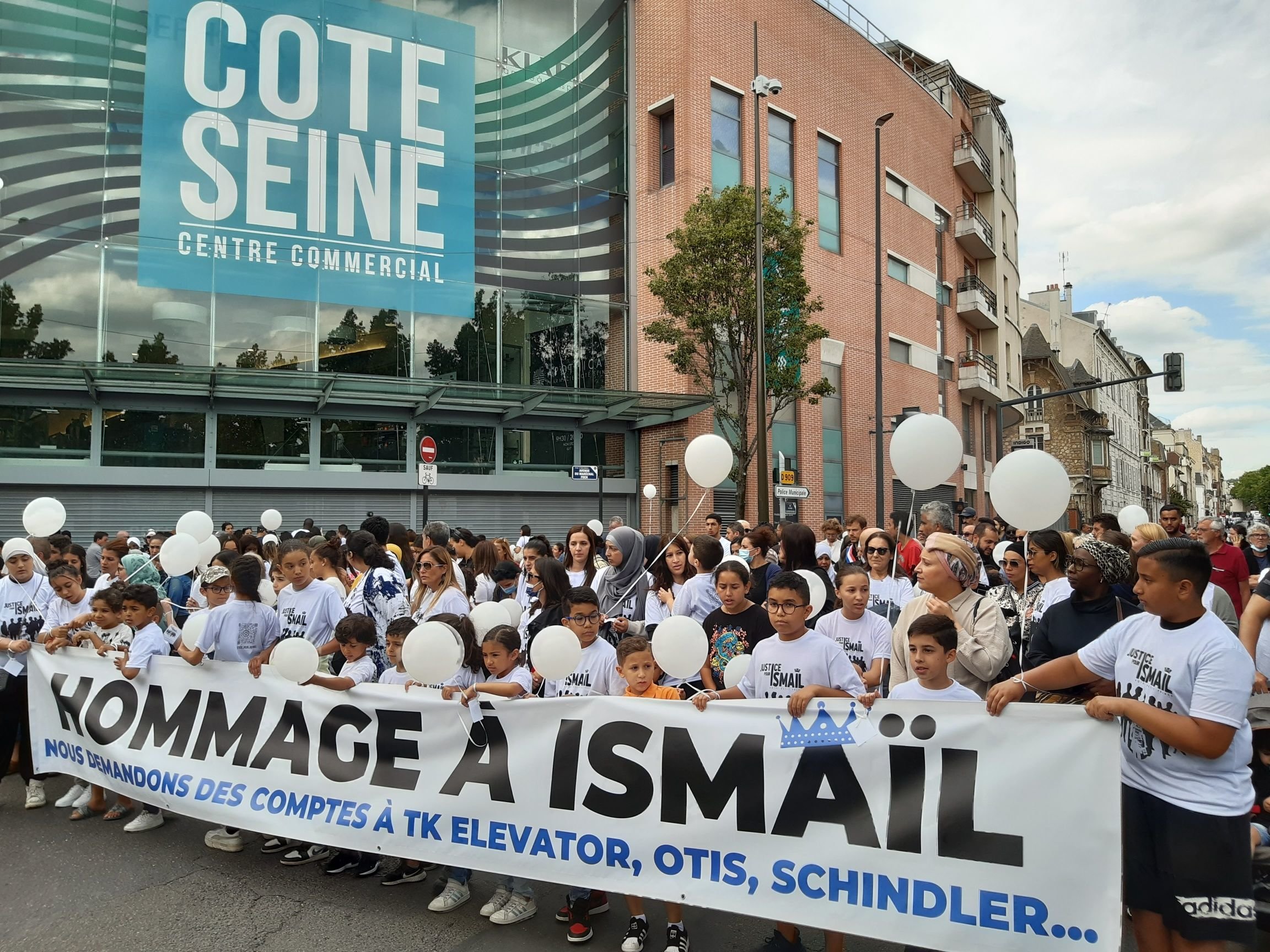 A Argenteuil, en 2022, environ trois cents personnes avaient participé à une marche blanche en hommage au jeune Ismaïl. LP/Christophe Lefèvre