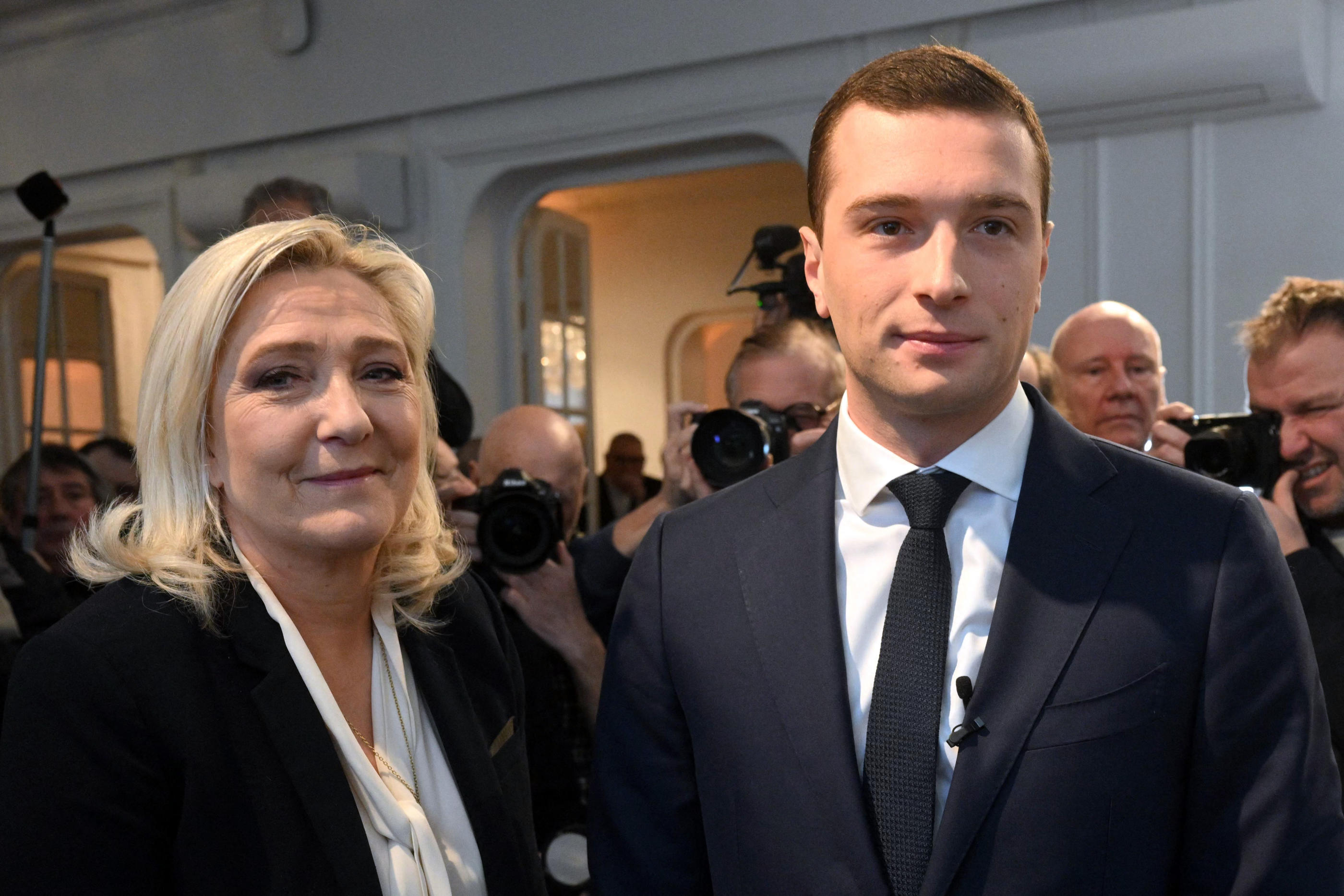 Selon notre sondage exclusif, le RN de Marine Le Pen et de Jordan Bardella arrive en tête du 1er tour des élections législatives. AFP/Emmanuel Dunand