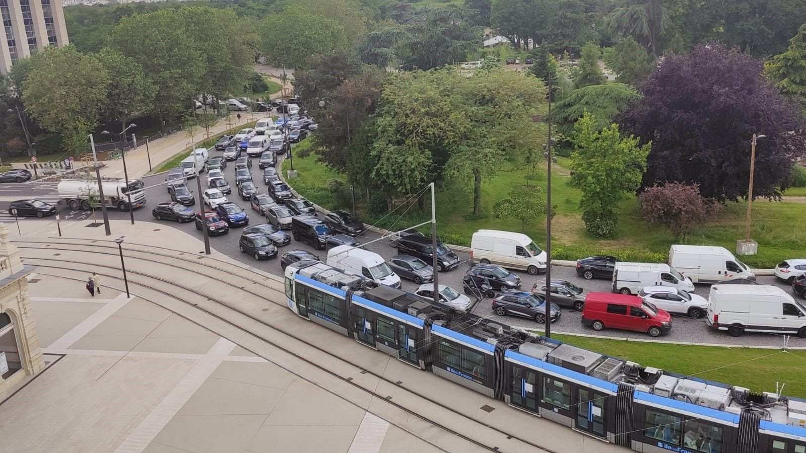 Depuis la mise en service du tramway, la circulation est souvent obstruée porte Dauphine (XVIe). Un problème déjà observé aux portes de Champerret, Asnières, Clichy (XVIIe)... LP/Charles Bonnel