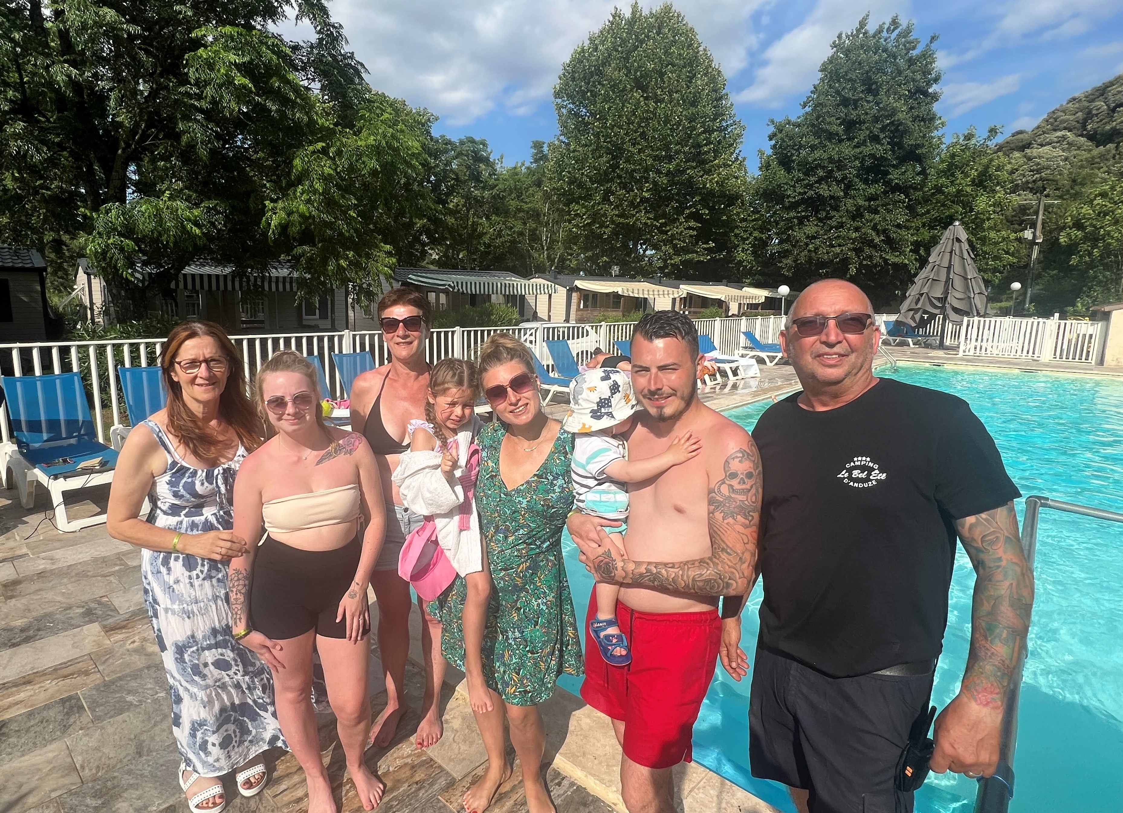 Frédéric (à droite) et Olinda (à gauche) Amsaleg, les patrons du « Bel Été », camping 4 étoiles d'Anduze, avec la famille Laurence, qui a retrouvé le sommeil et le sourire. LP/Christian Goutorbe