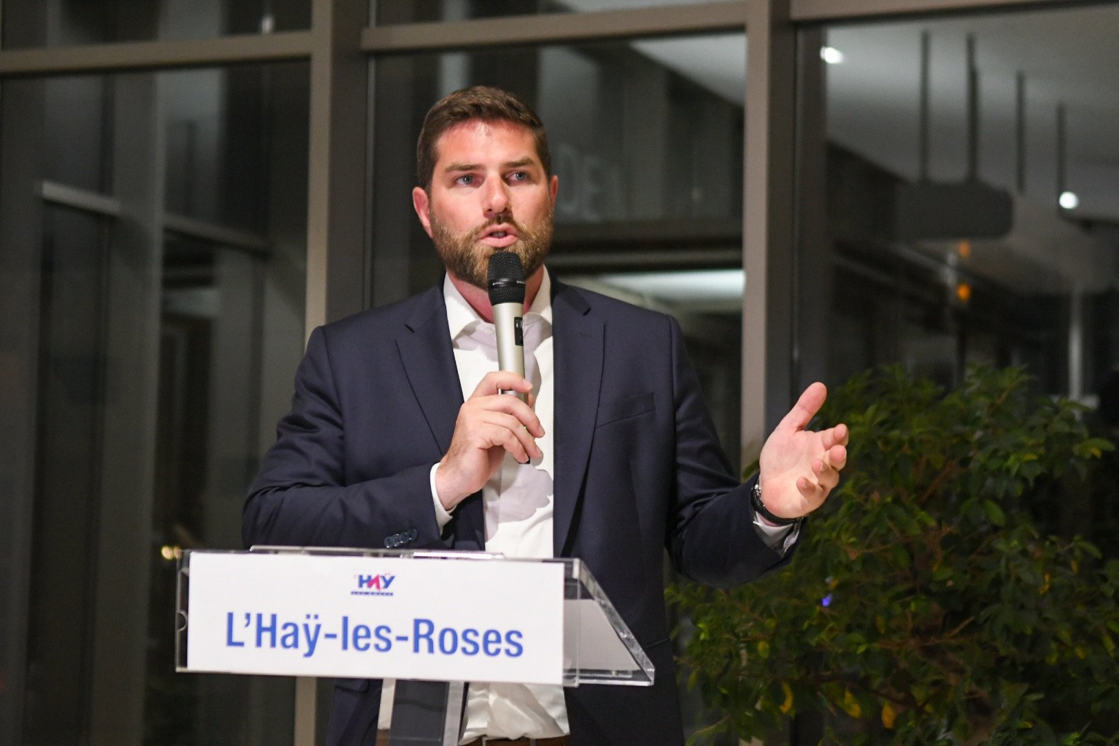 L’Haÿ-les-Roses, dimanche 30 juin. Vincent Jeanbrun (LR) s’est qualifié au second tour des élections législatives avec 34,64% des voix dans la 7e circonscription du Val-de-Marne, derrière la députée sortante Rachel Keke (NFP), qui a récolté 43,65% des suffrages. LP/Marion Sillion