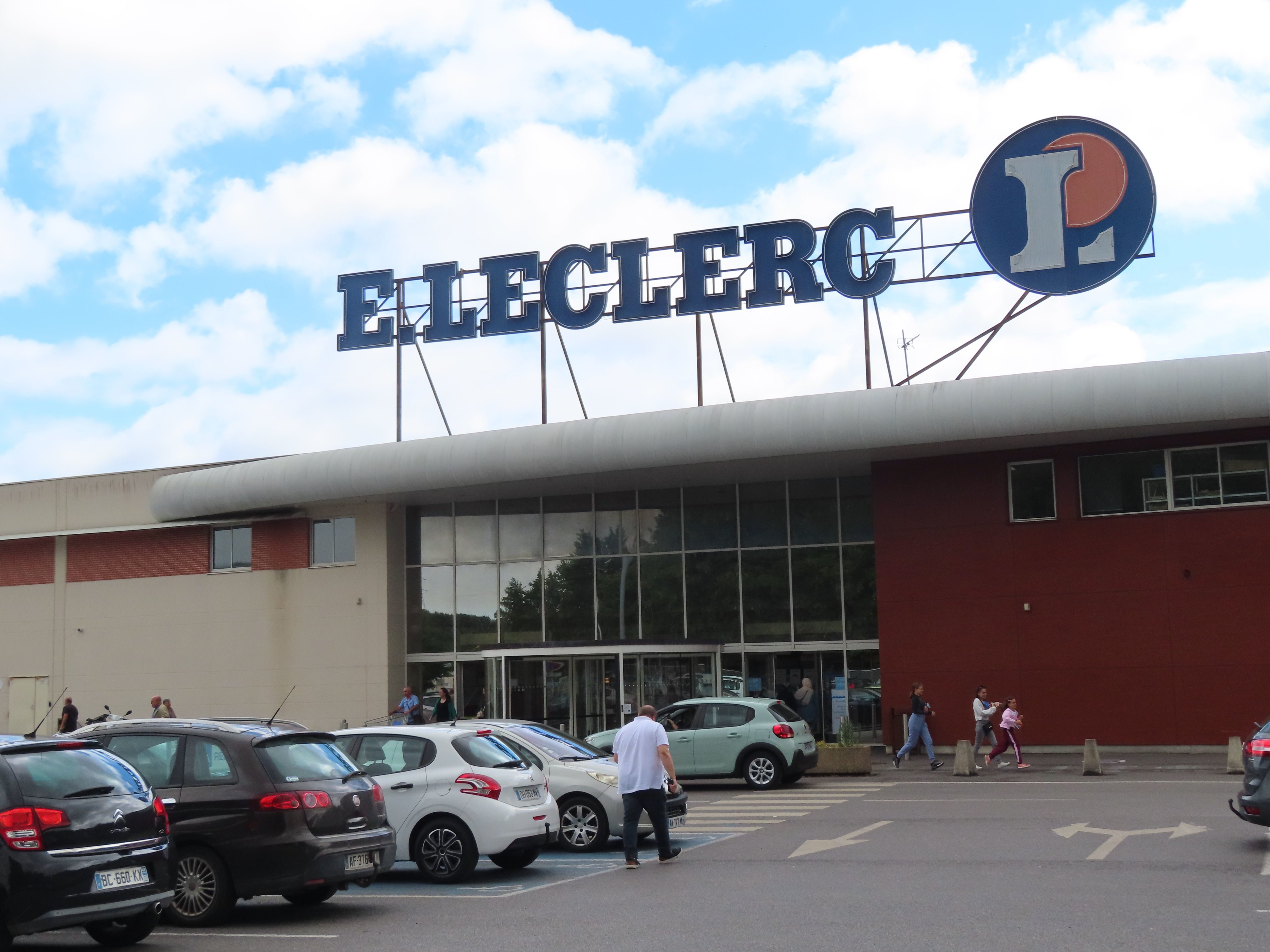 En septembre, les deux supermarchés Leclerc de Saint-Just-en-Chaussée et de Breteuil et de  avaient été victimes de vols, dont un à main armée. Les auteurs ont été appréhendés mercredi et condamnés ce vendredi. Illustration (LP/Hervé Sénamaud)