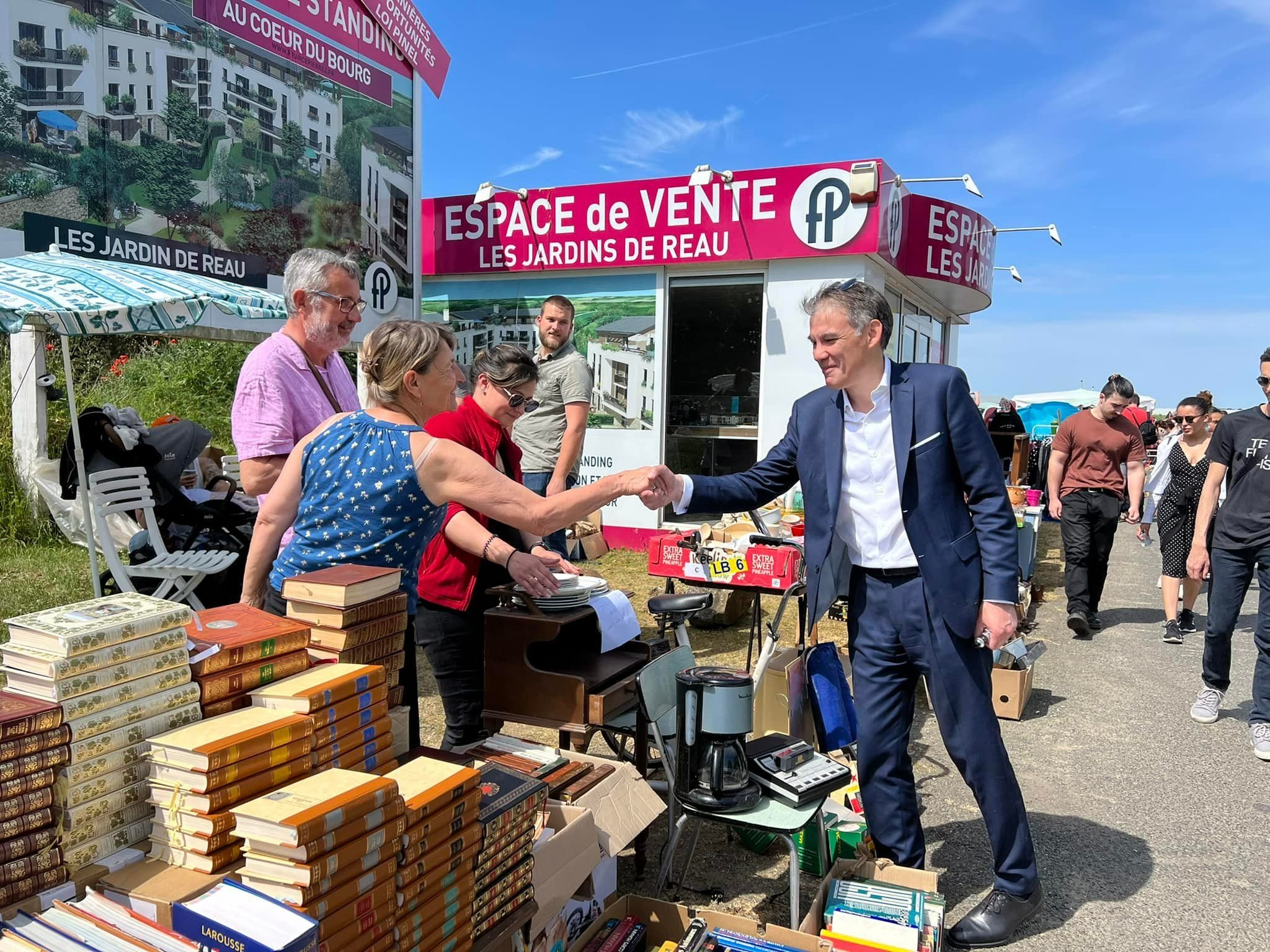 Réau (Seine-et-Marne), ce week-end. Olivier Faure, premier secrétaire du Parti socialiste, au contact des habitants de sa circonscription, la 11e de Seine-et-Marne, où il est candidat. DR