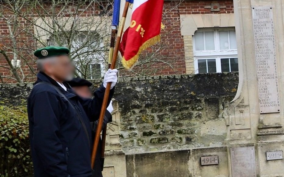 Porte-drapeau lors des commémorations militaires à Nogent-sur-Oise, l'homme (au premier plan) se serait inventé un passé dans la Légion étrangère. DR