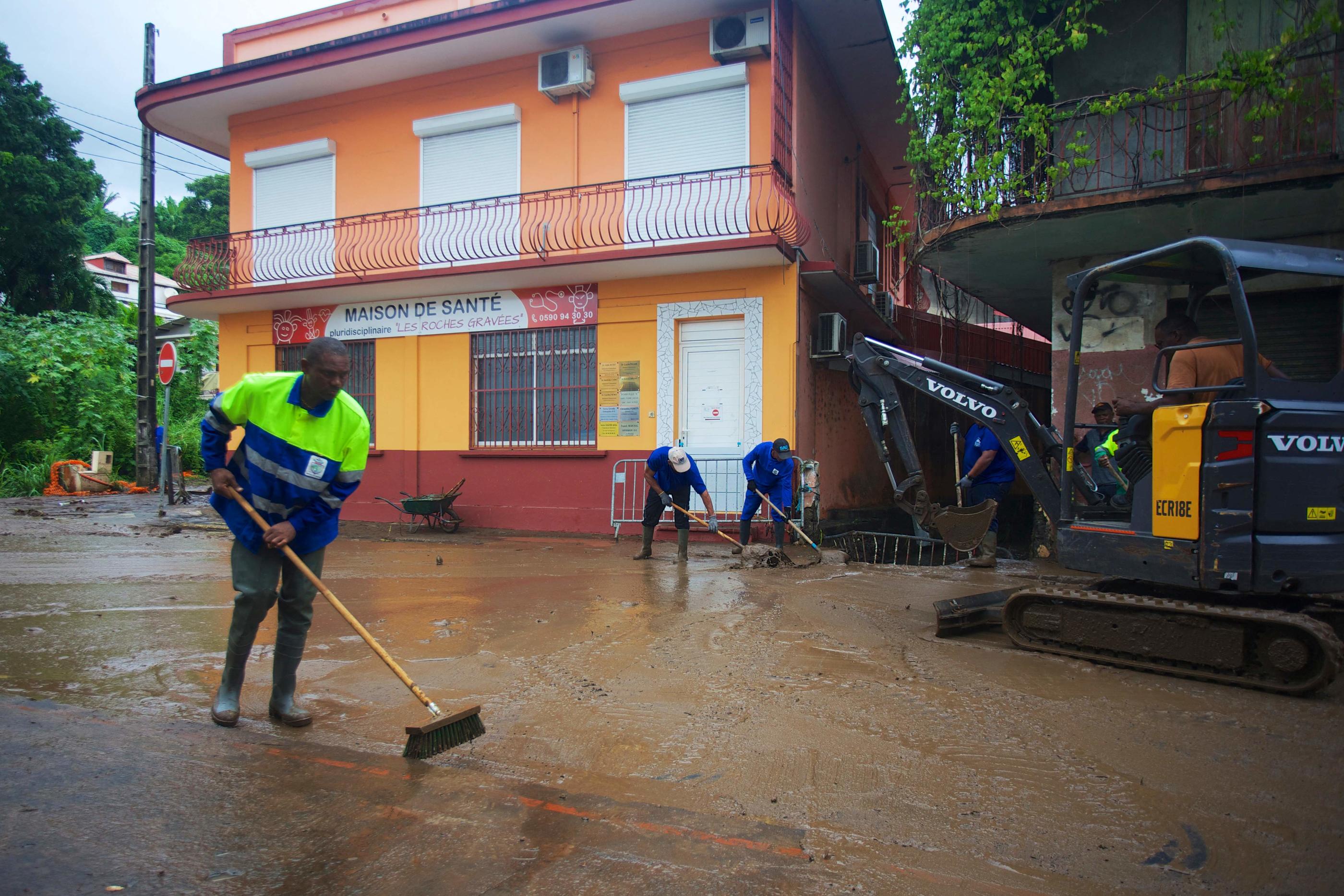 Des employés travaillent au nettoyage des rues à Trois-Rivières, le 22 octobre 2023, en Guadeloupe, après le passage de l'ouragan Tammy. Isham CALVADOS / AFP