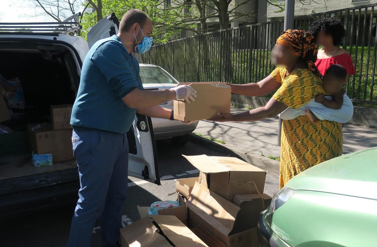 <b></b> Cergy, mercredi 22 avril. Depuis l’arrière de sa camionnette, Radhouane distribue des dons supplémentaires, notamment des couches et du lait infantile, aux familles dans le besoin.
