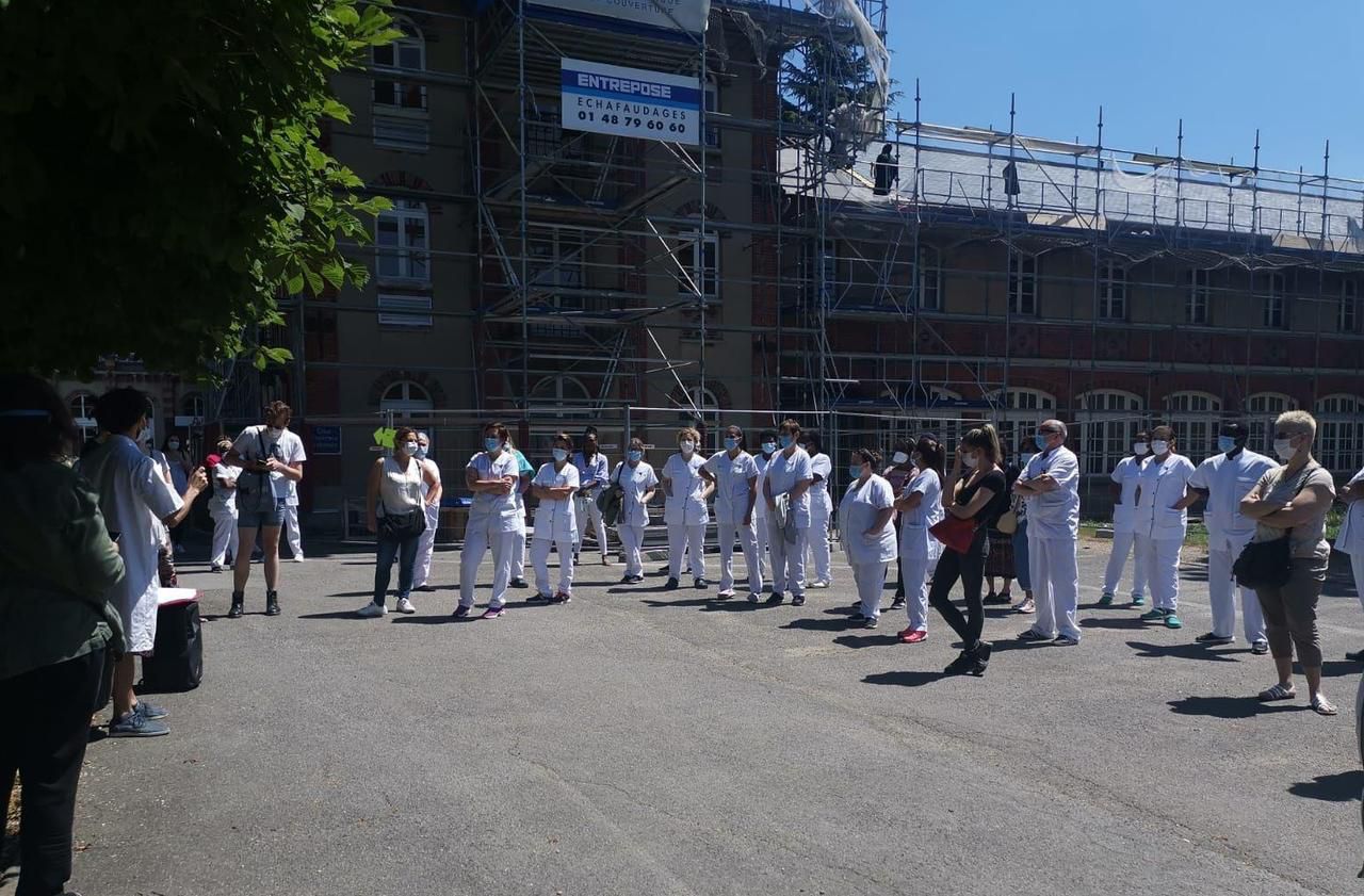 <b></b> Saint-Maurice, ce jeudi. Une centaine de membres du personnel des Hôpitaux de Saint-Maurice s’est mobilisée pour dénoncer « un dysfonctionnement important ». 